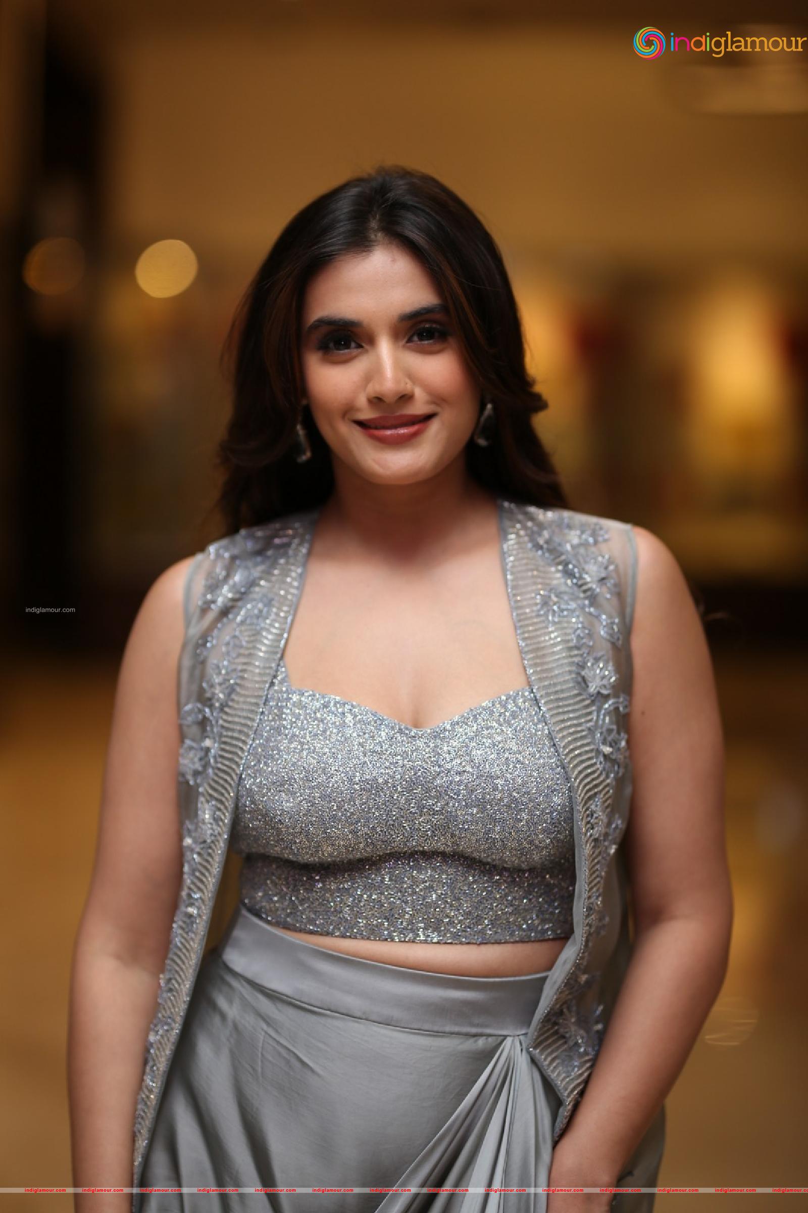 Divyansha Kaushik Actress hd photo