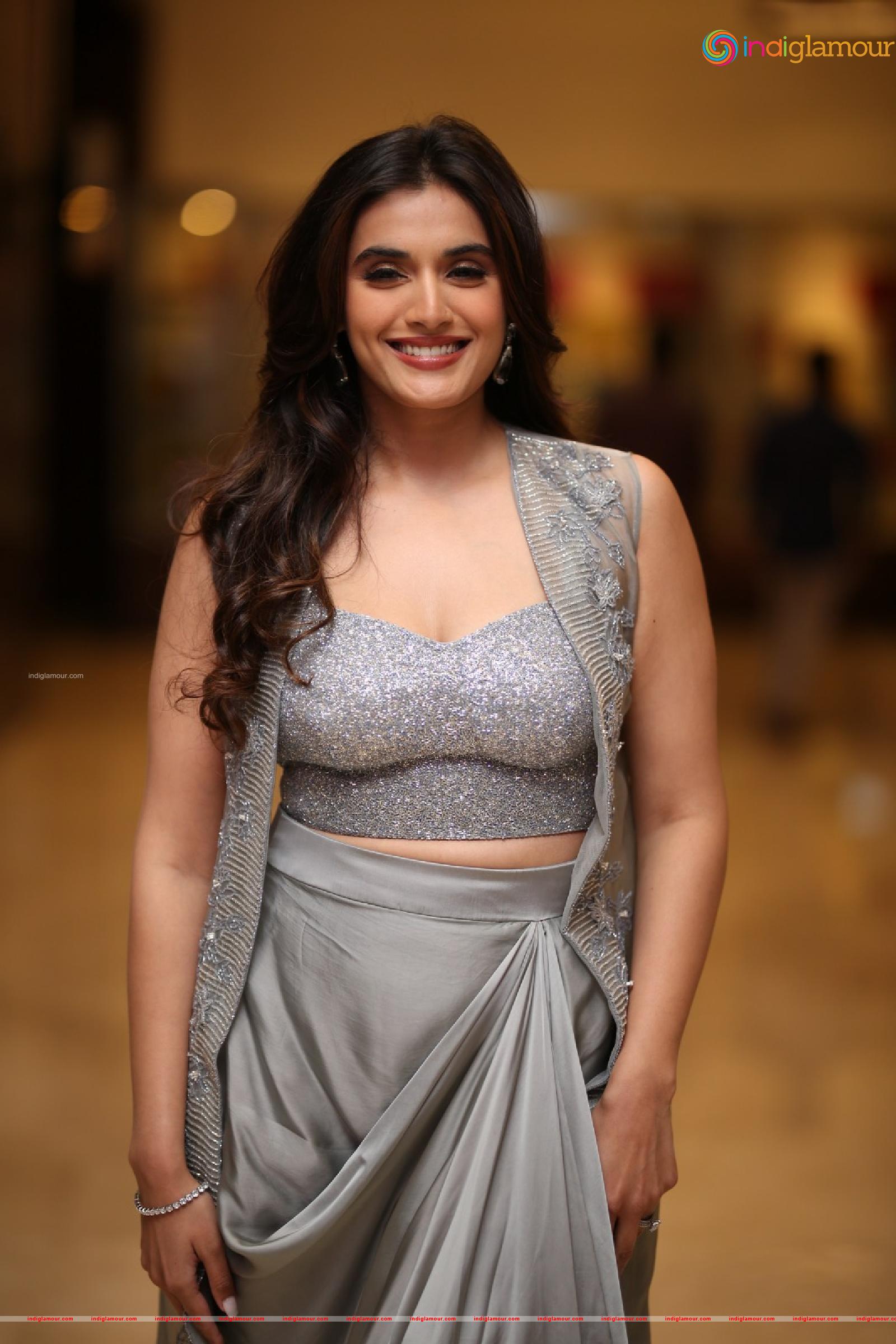 Divyansha Kaushik Actress hd photo