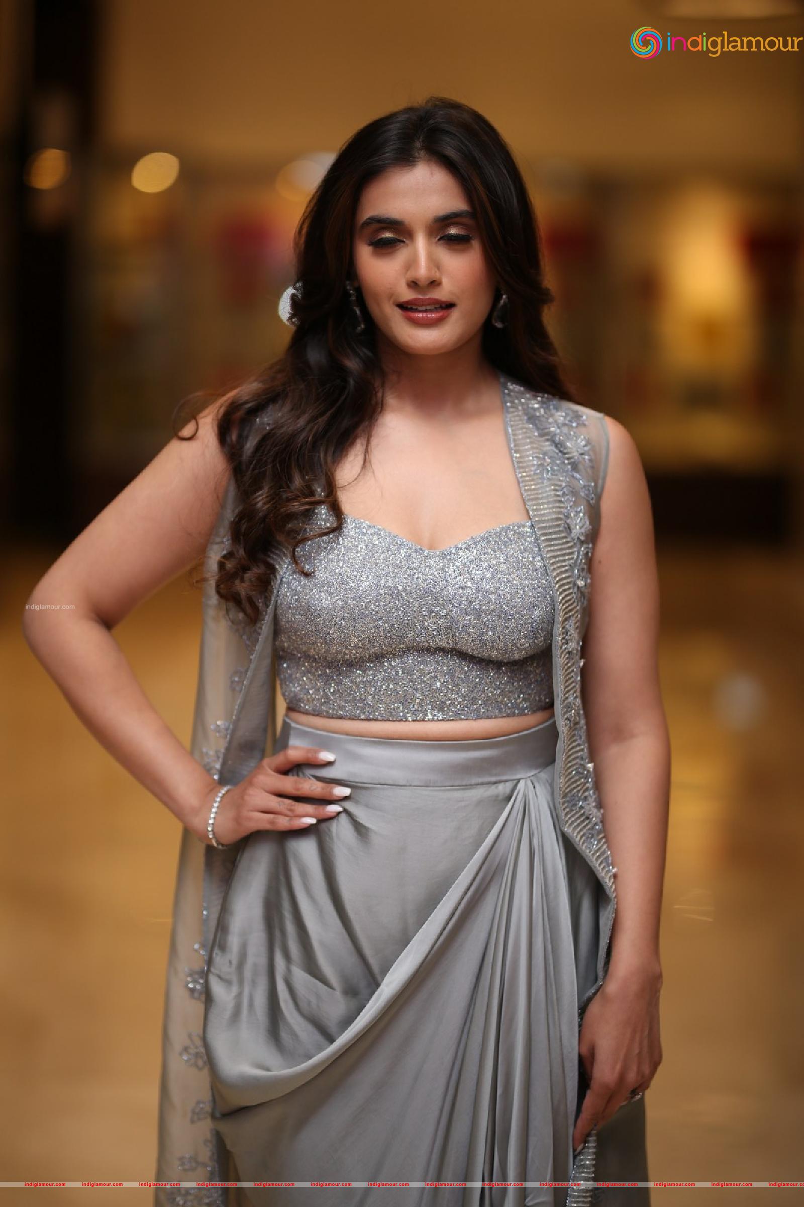 Divyansha Kaushik Actress hd photo