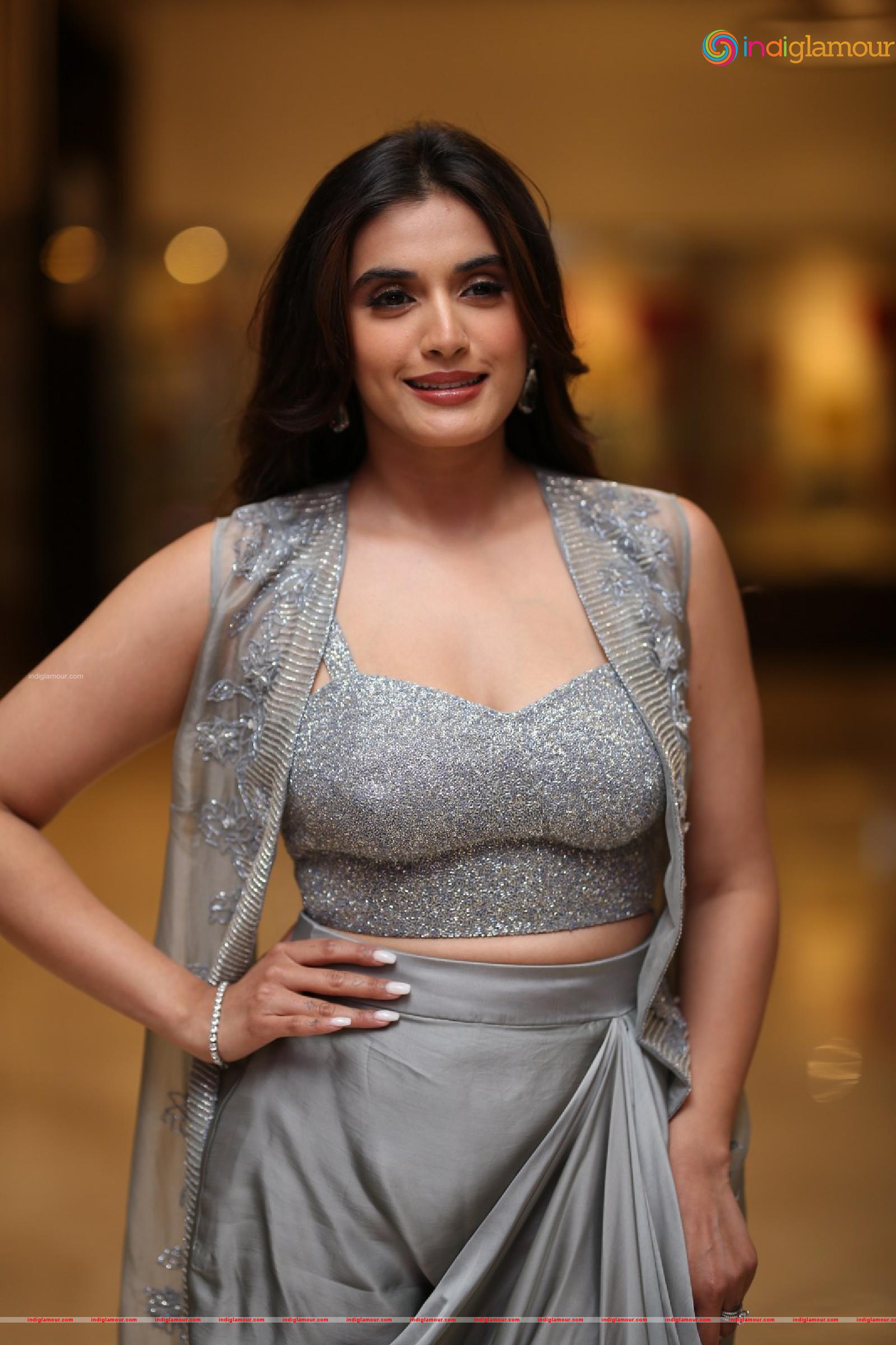 Divyansha Kaushik Actress hd photo