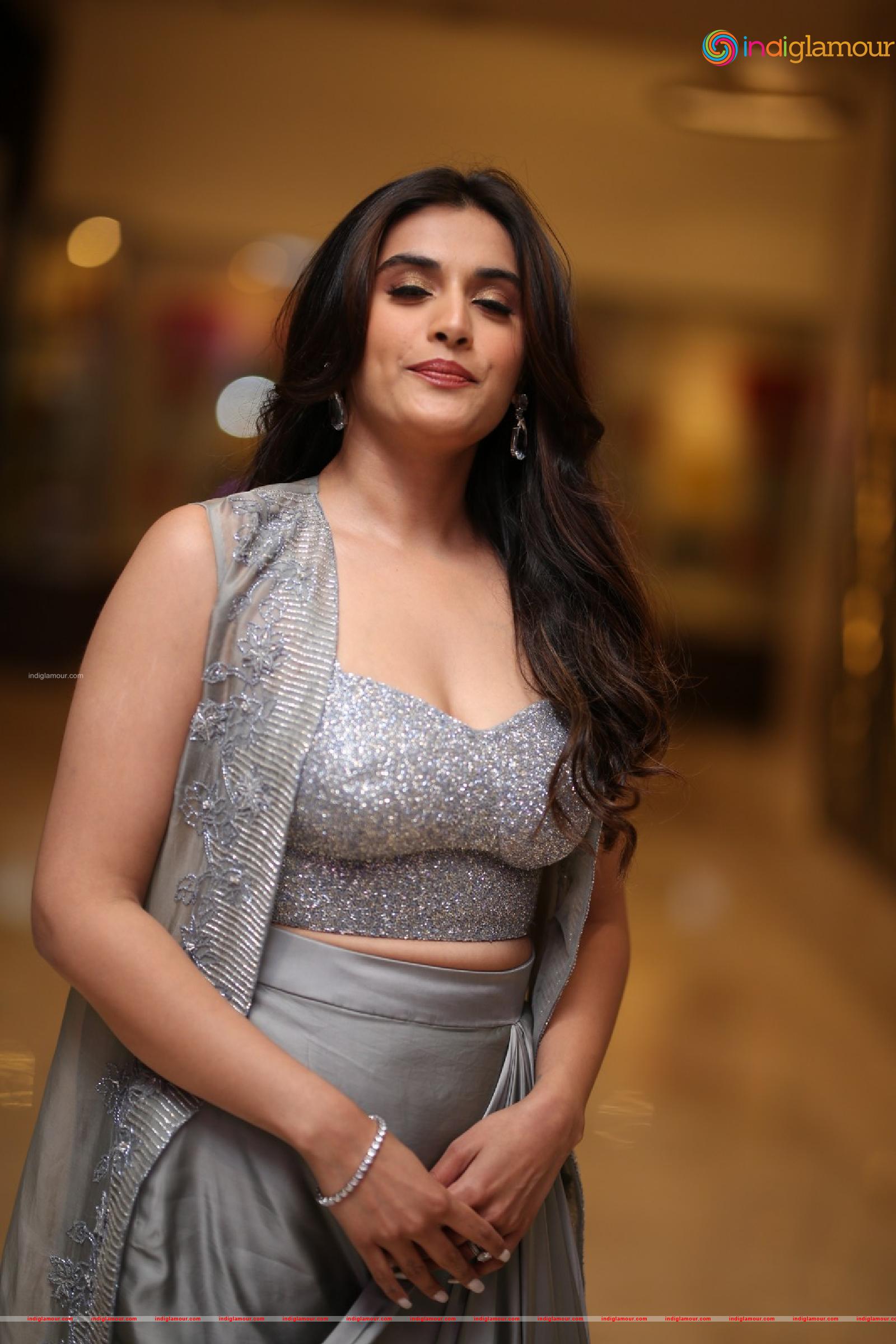 Divyansha Kaushik Actress hd photo