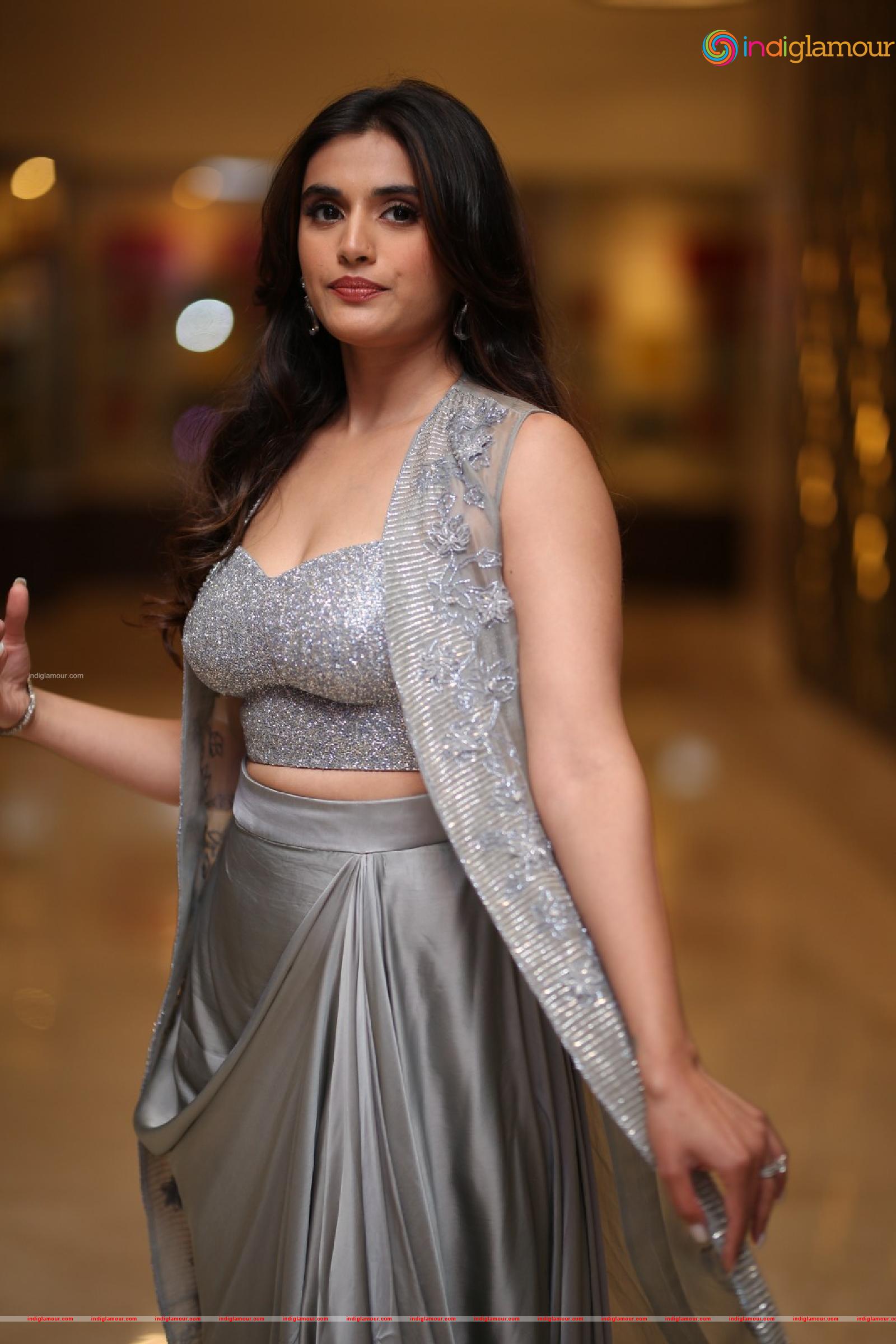 Divyansha Kaushik Actress hd photo