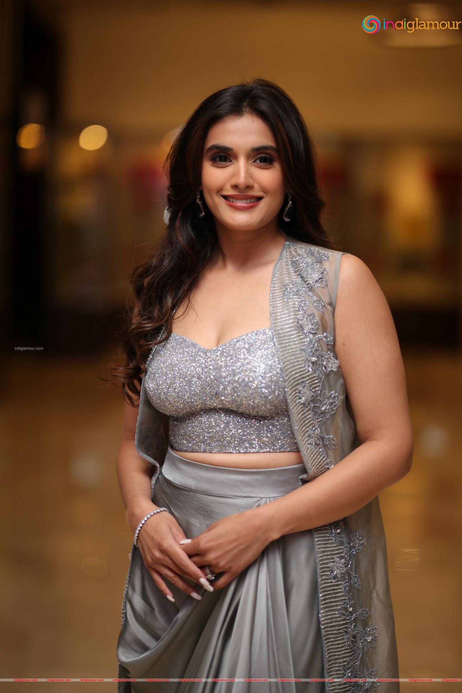 Divyansha Kaushik Actress hd photo