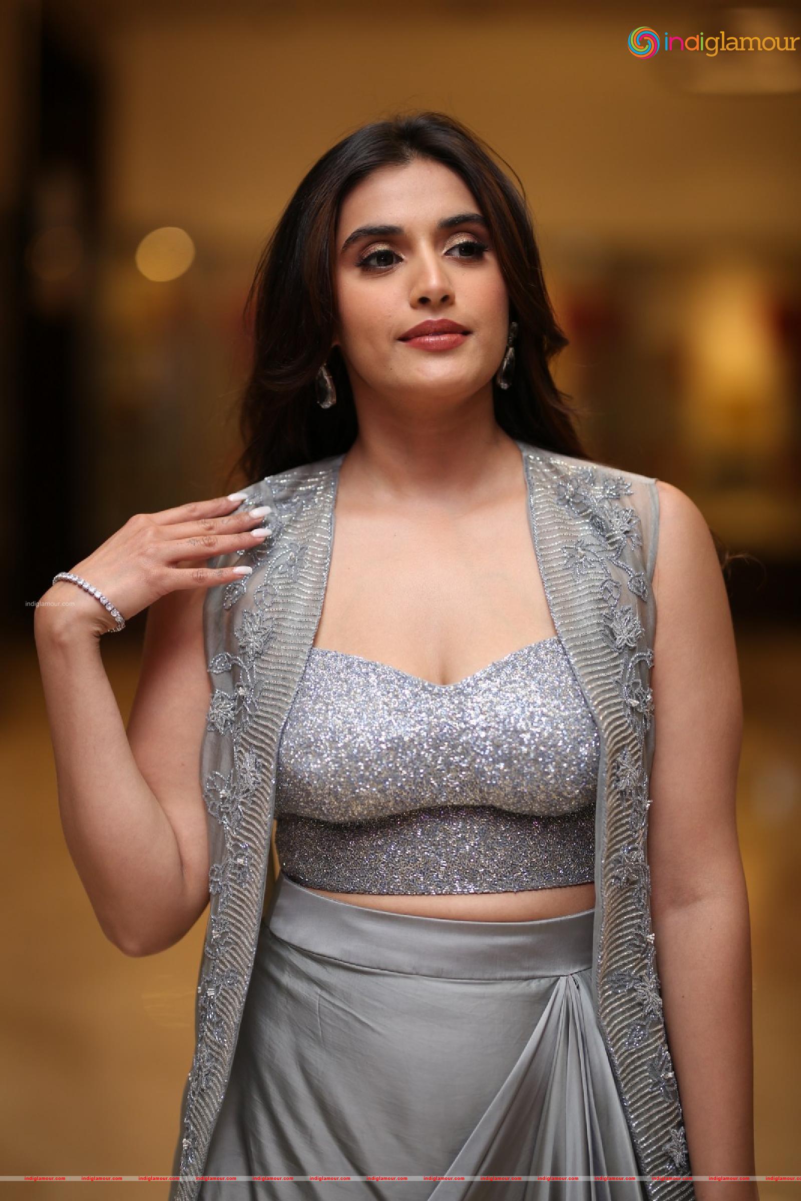 Divyansha Kaushik Actress hd photo