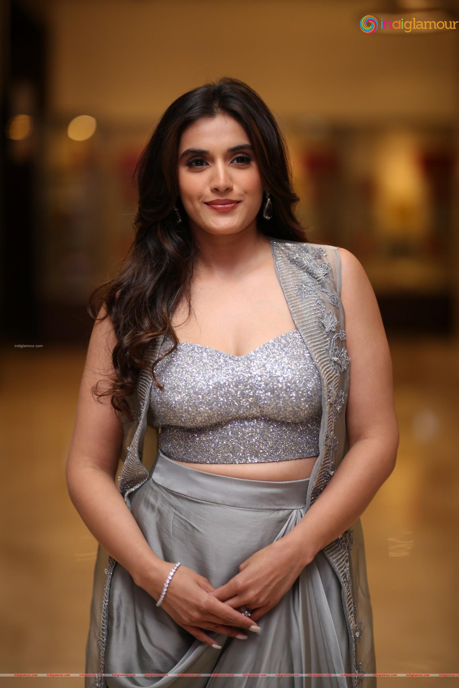 Divyansha Kaushik Actress hd photo