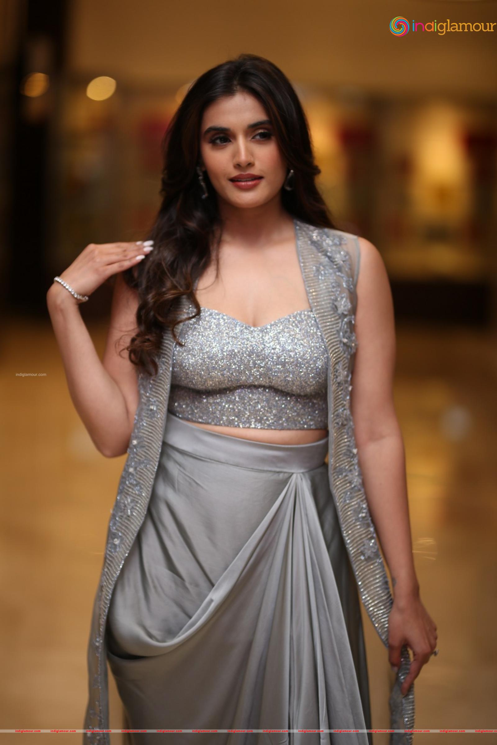 Divyansha Kaushik Actress hd photo