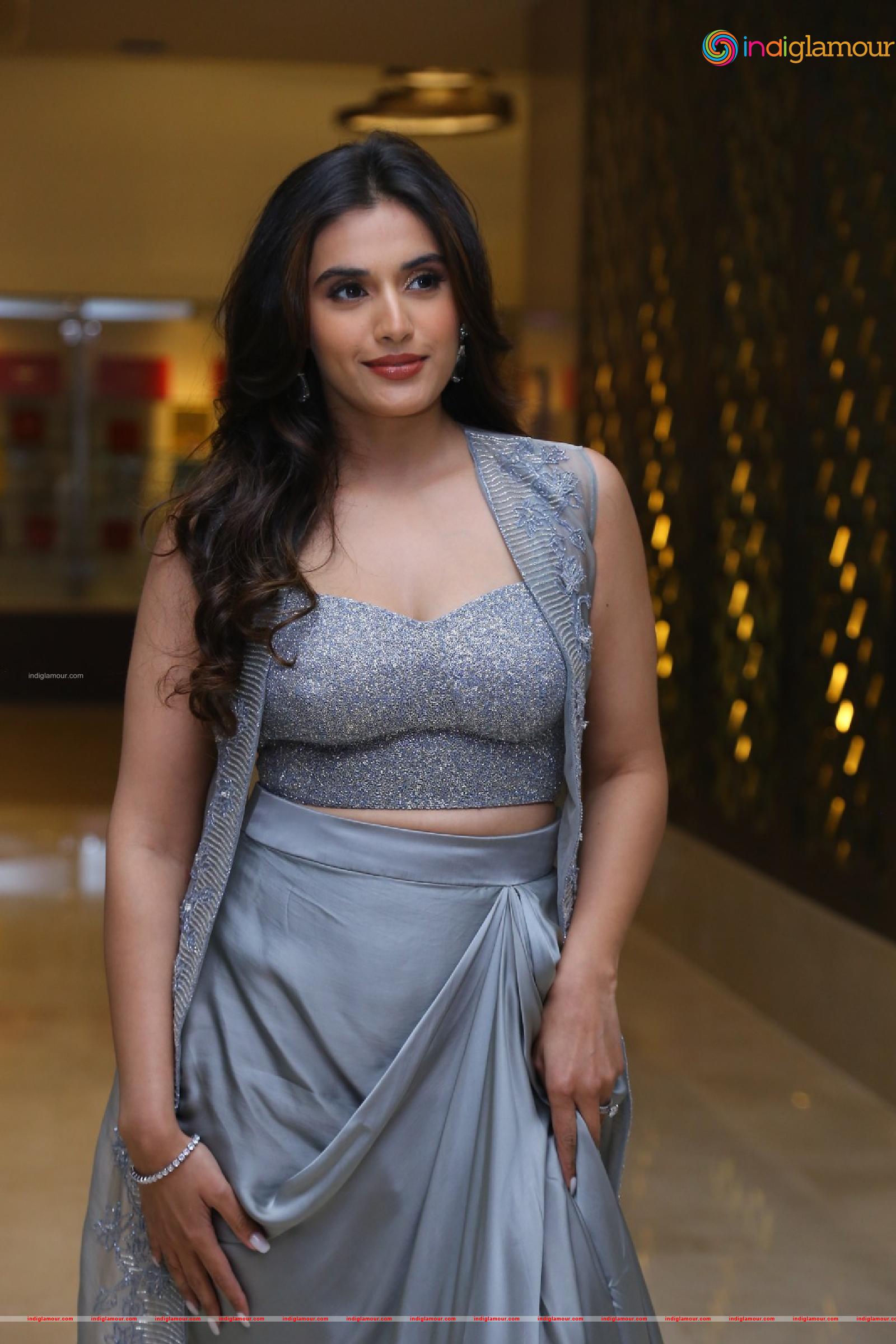 Divyansha Kaushik Actress hd photo
