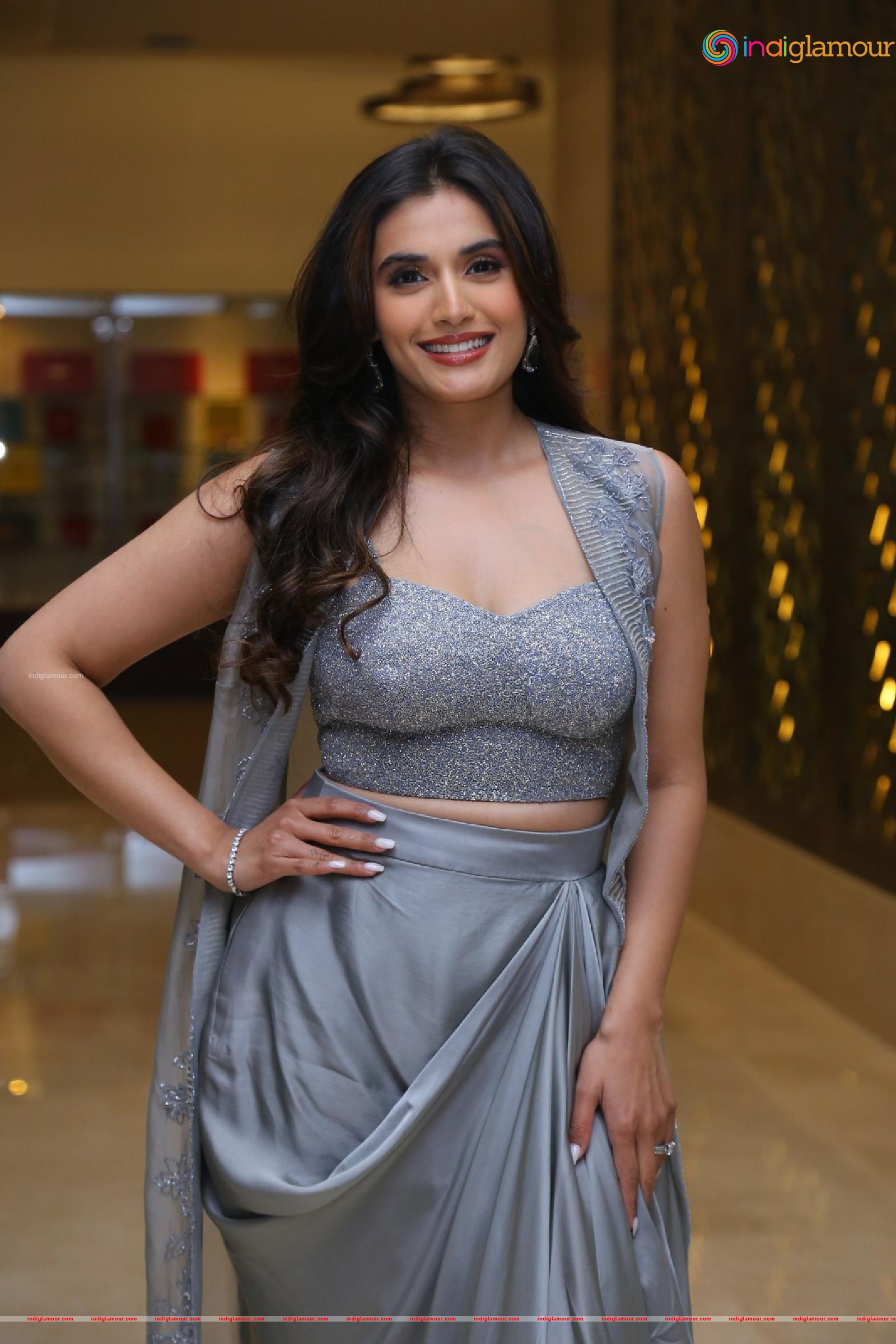 Divyansha Kaushik Actress hd photo