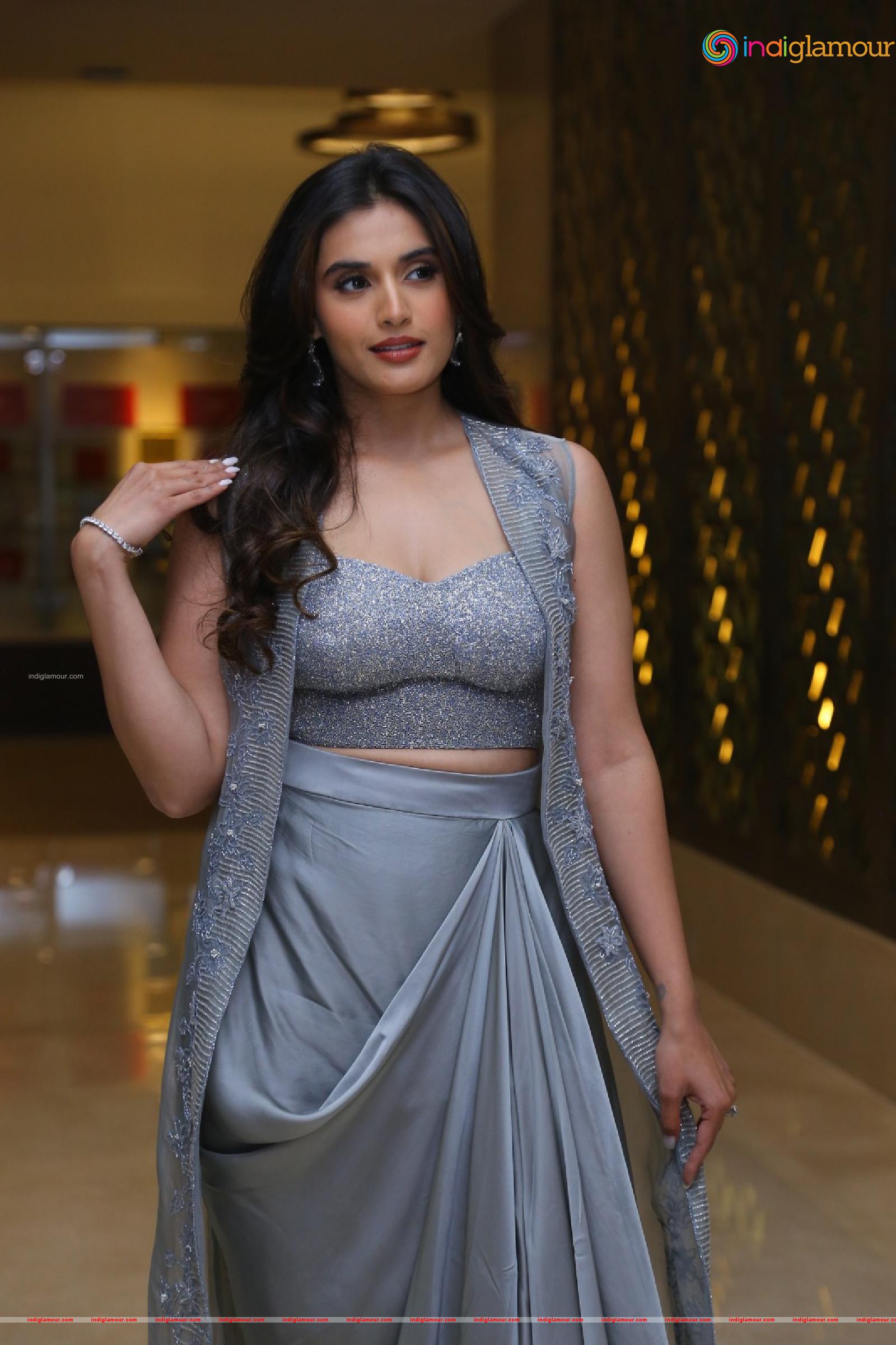 Divyansha Kaushik Actress hd photo