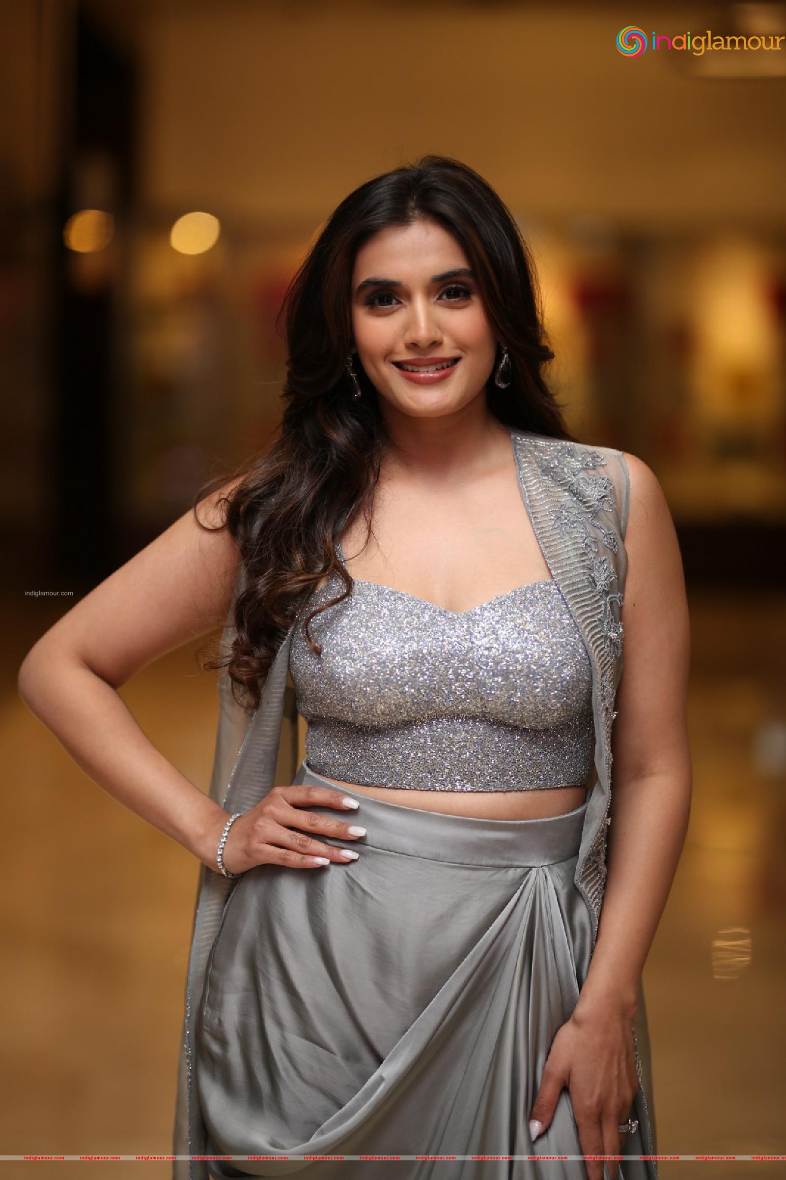 Divyansha Kaushik Actress hd photo