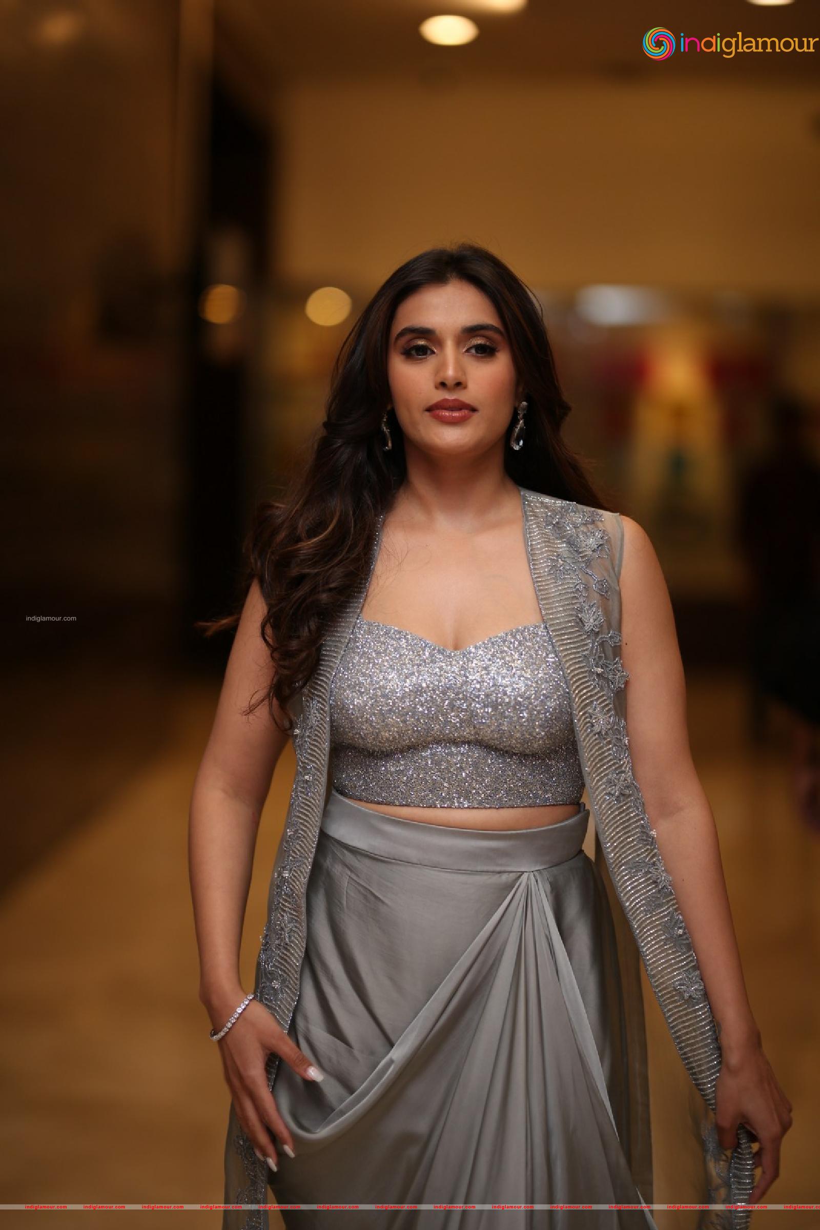 Divyansha Kaushik Actress hd photo