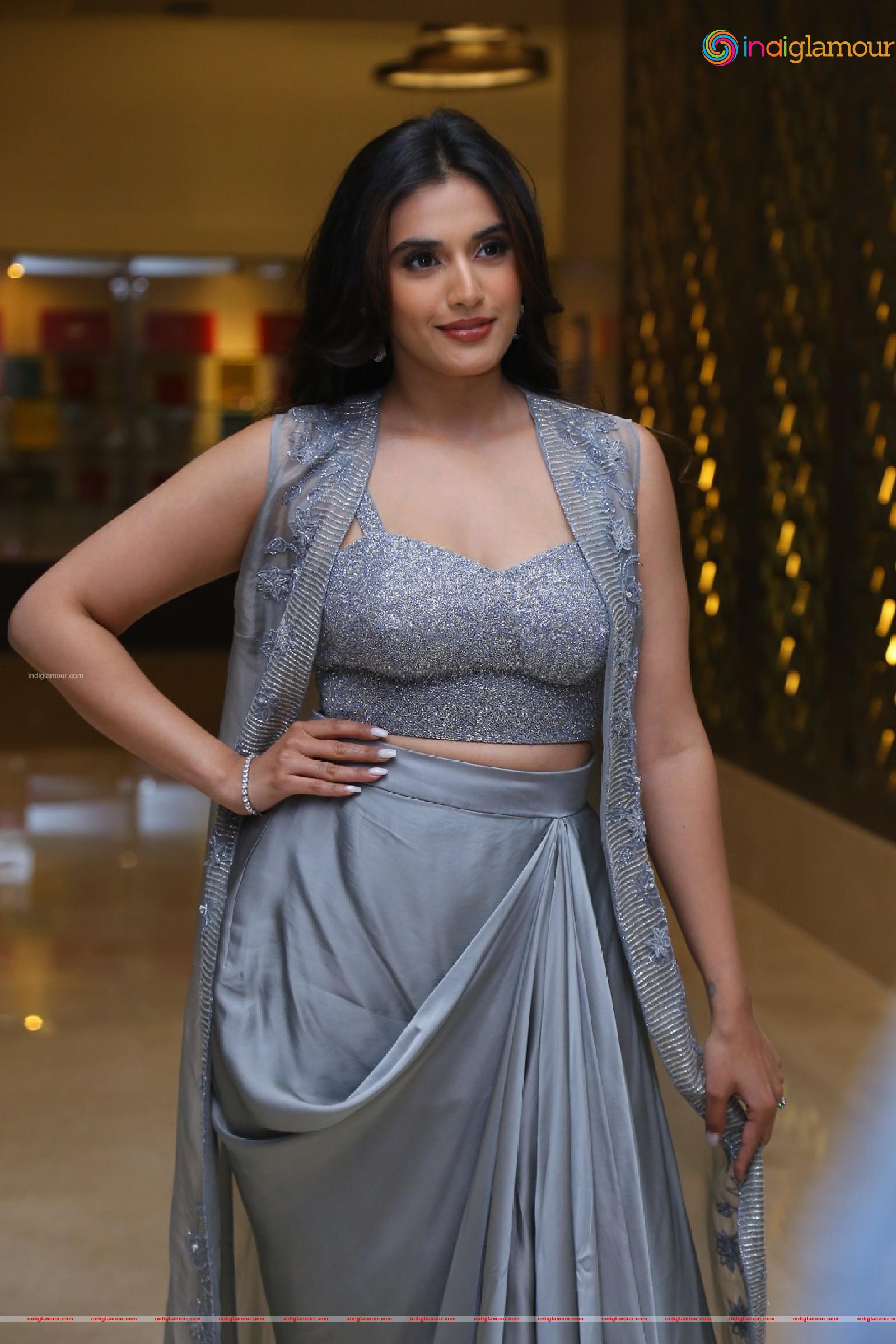 Divyansha Kaushik Actress hd photo