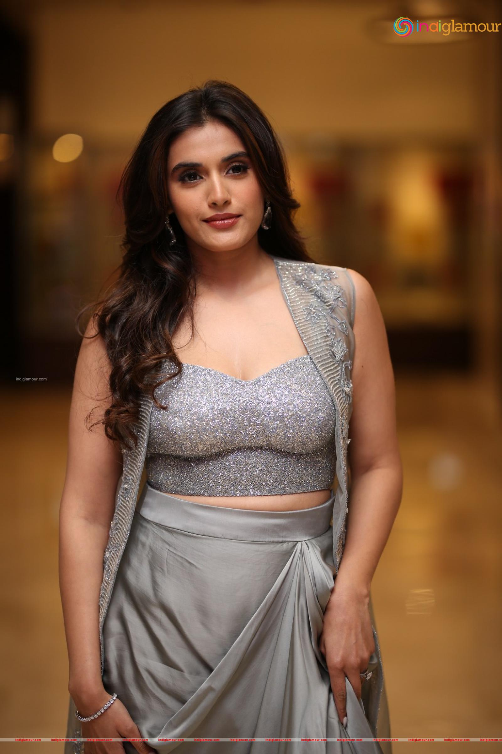 Divyansha Kaushik Actress hd photo