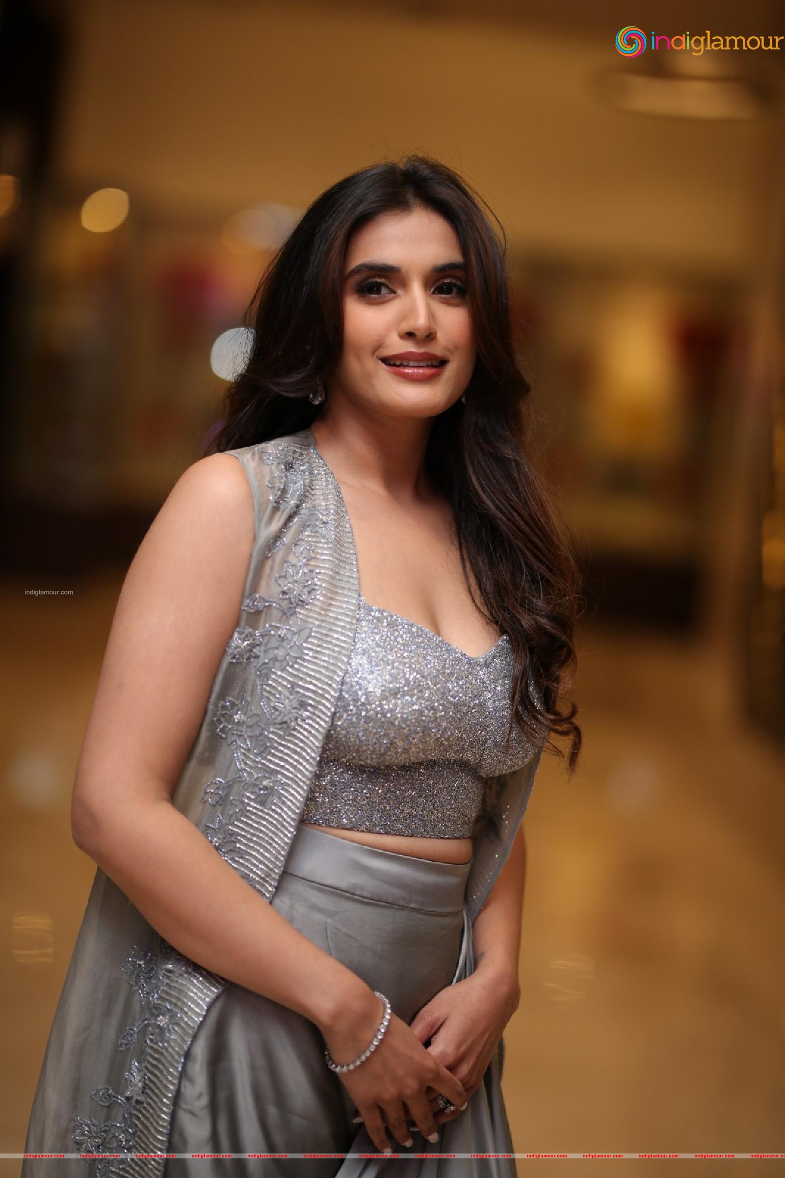 Divyansha Kaushik Actress hd photo