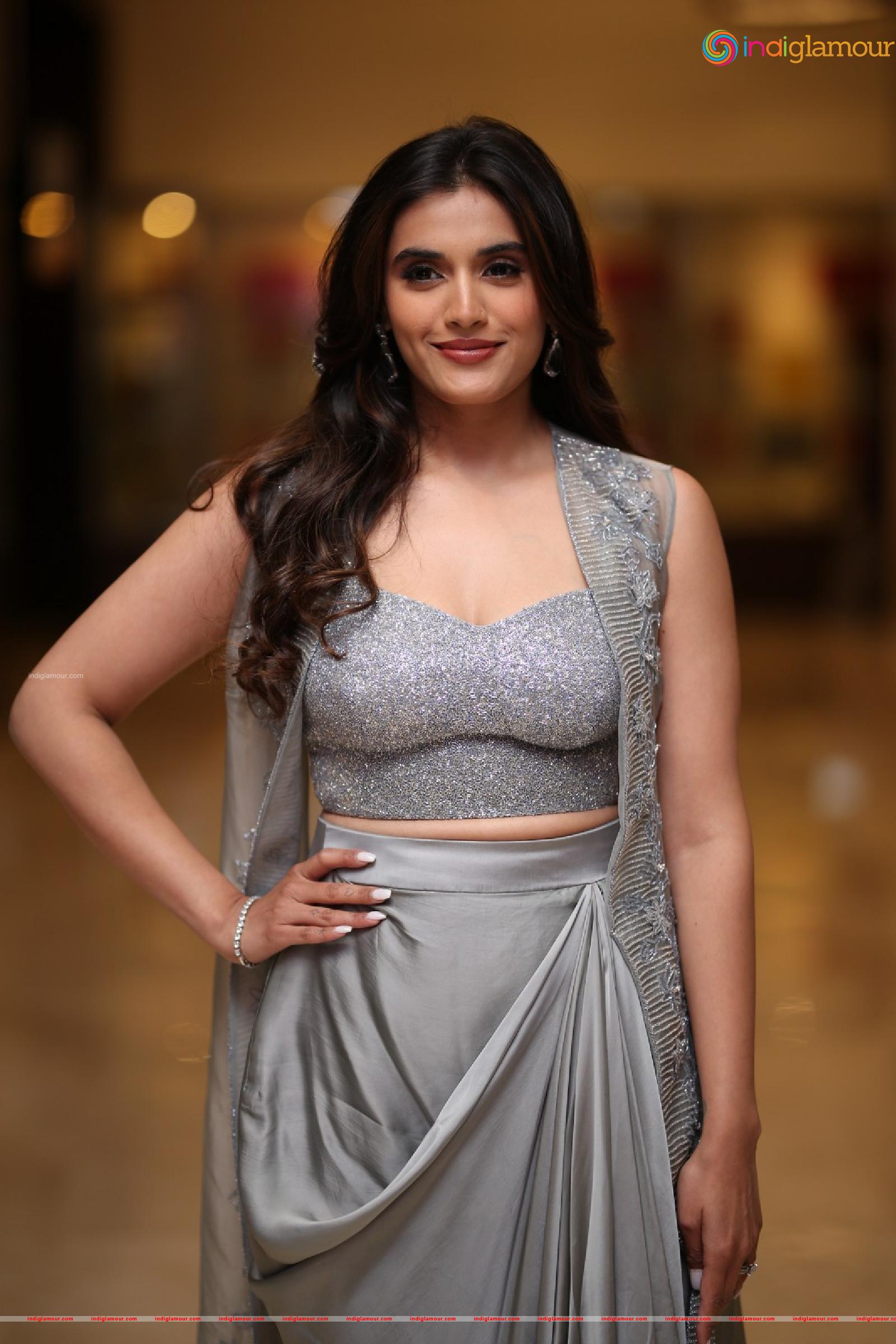 Divyansha Kaushik Actress hd photo