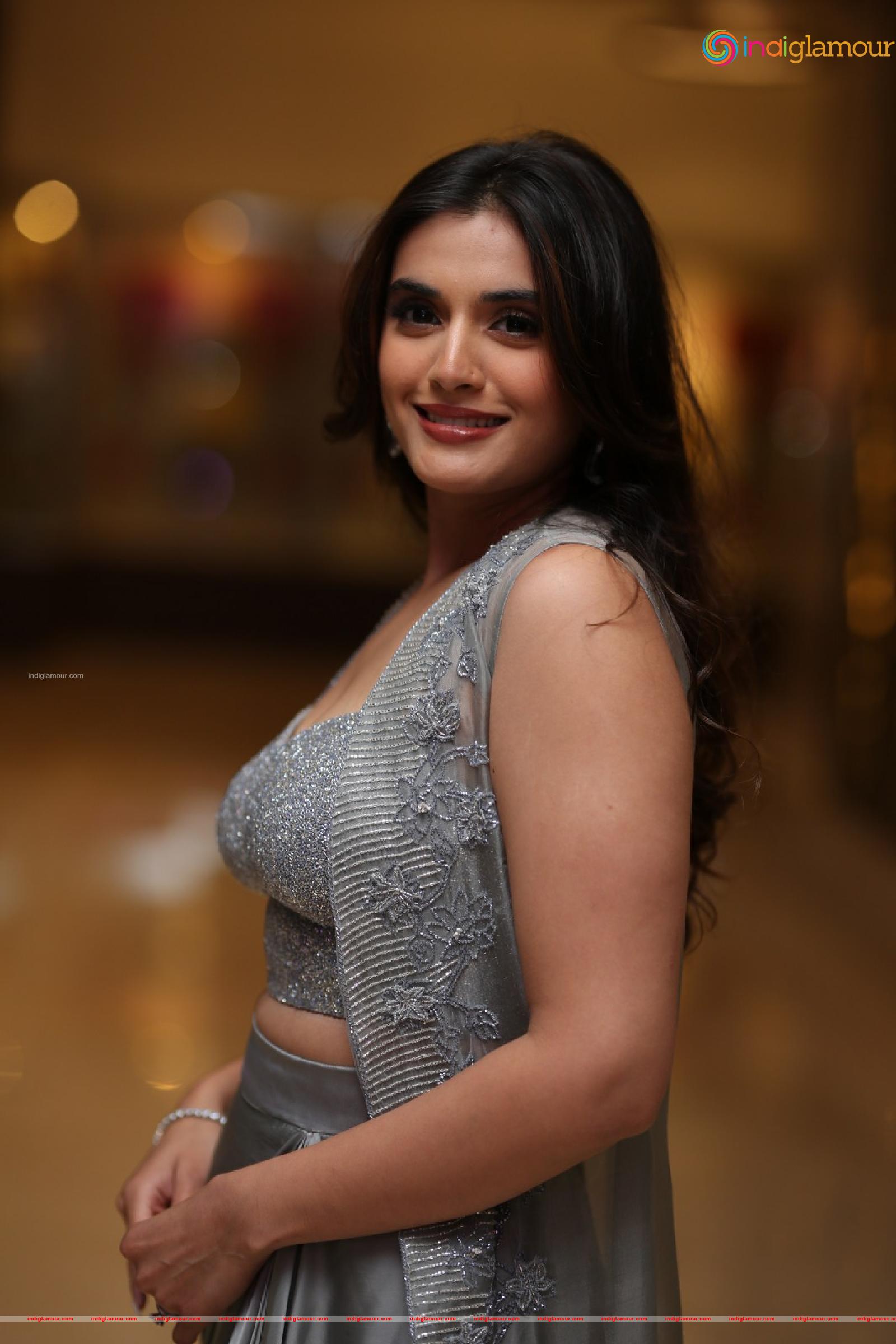 Divyansha Kaushik Actress hd photo