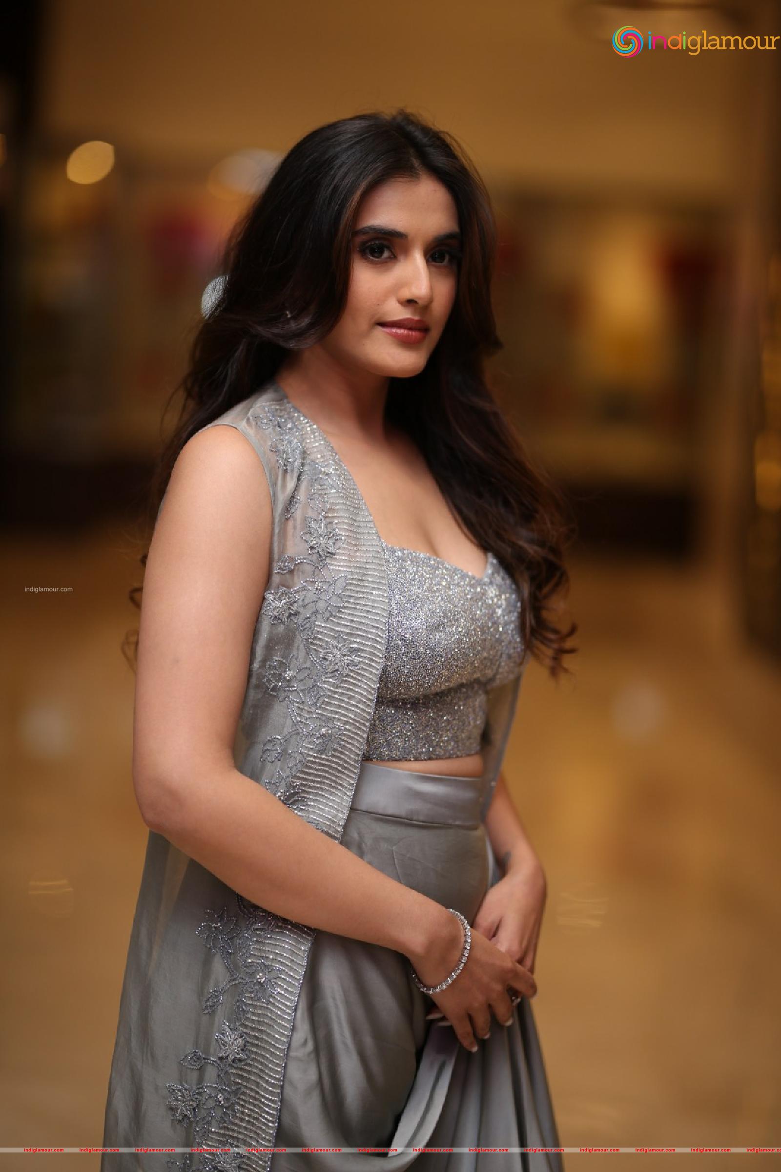 Divyansha Kaushik Actress hd photo