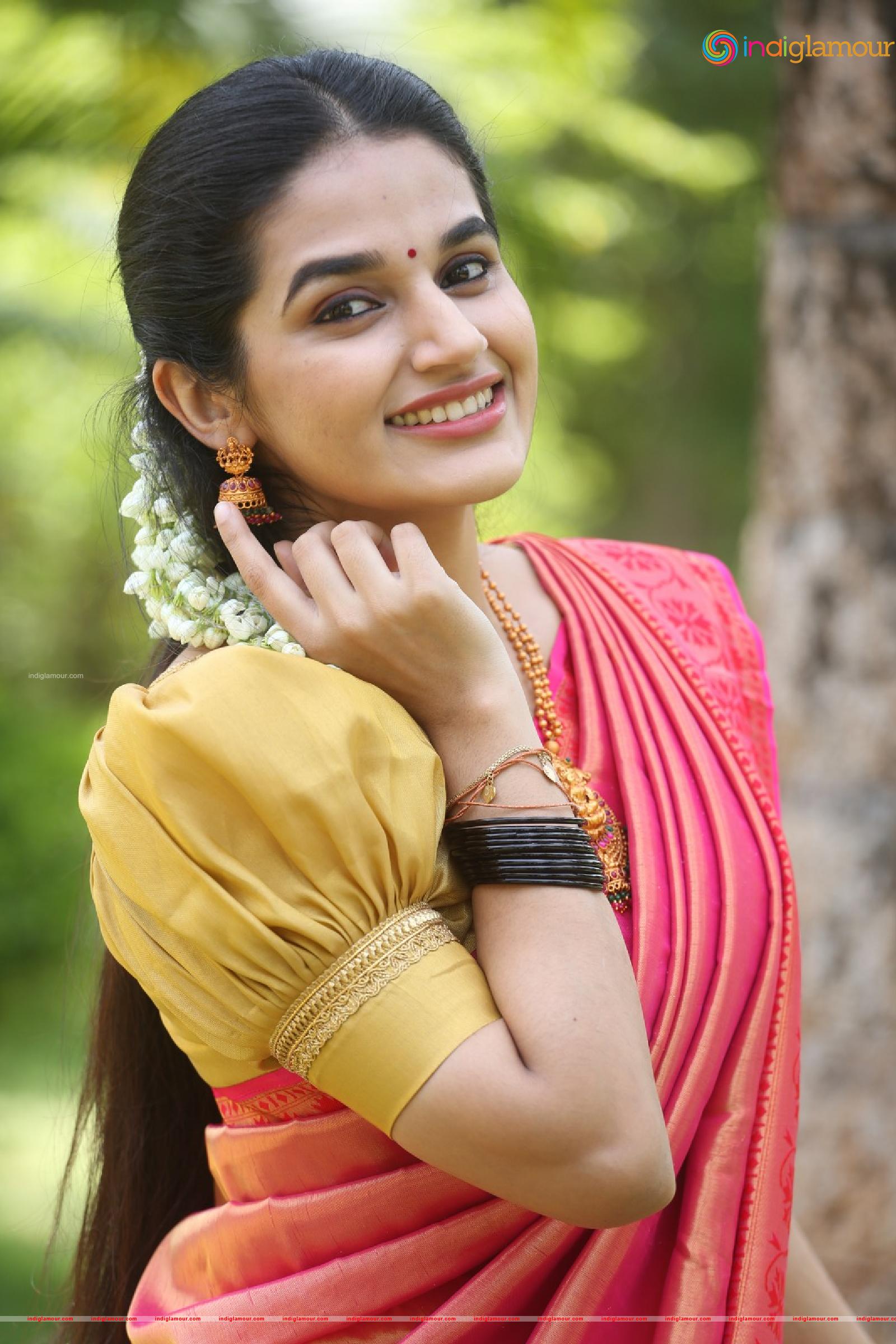 Aparna Janardanan Actress hd photo