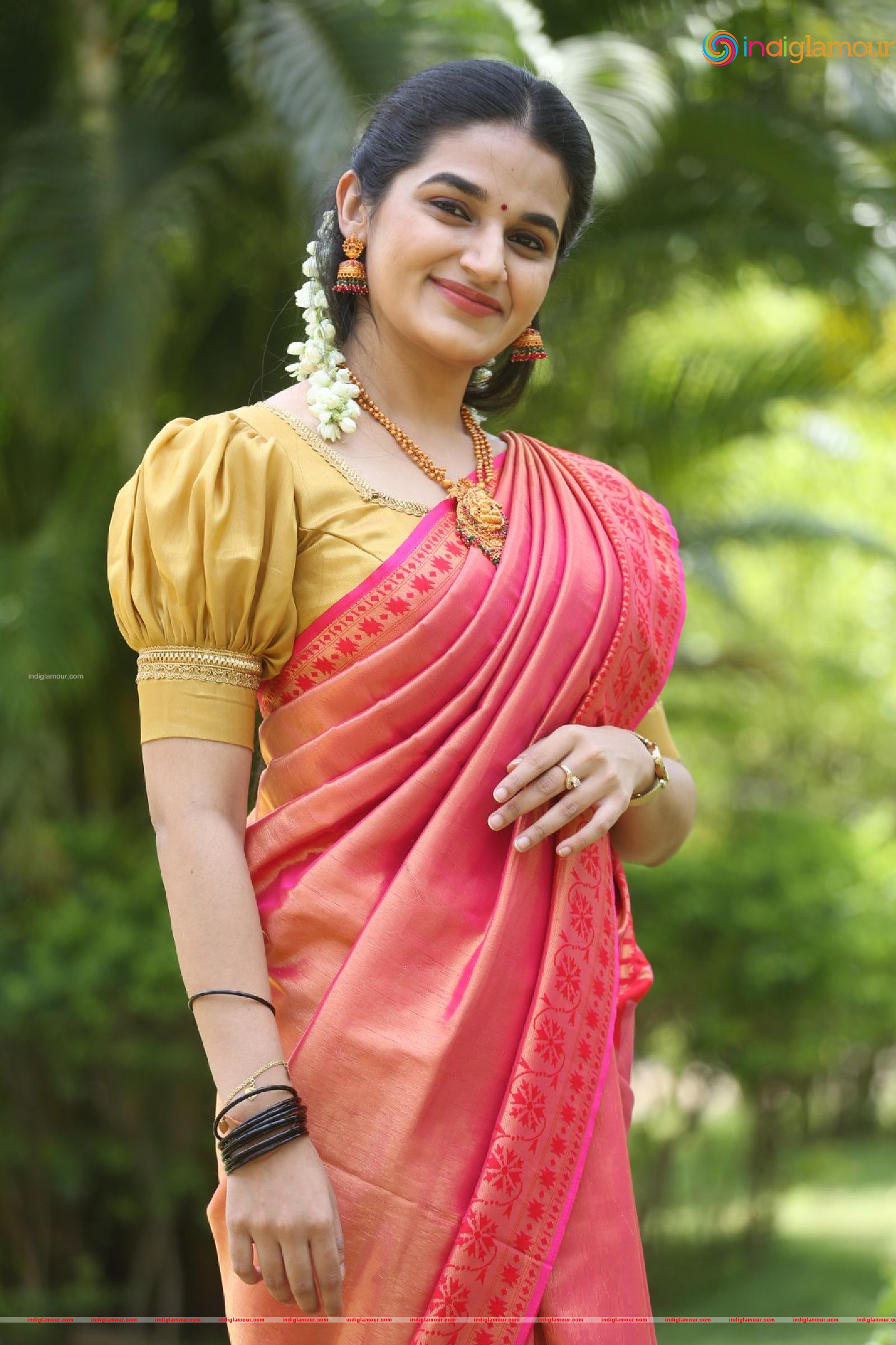 Aparna Janardanan Actress hd photo