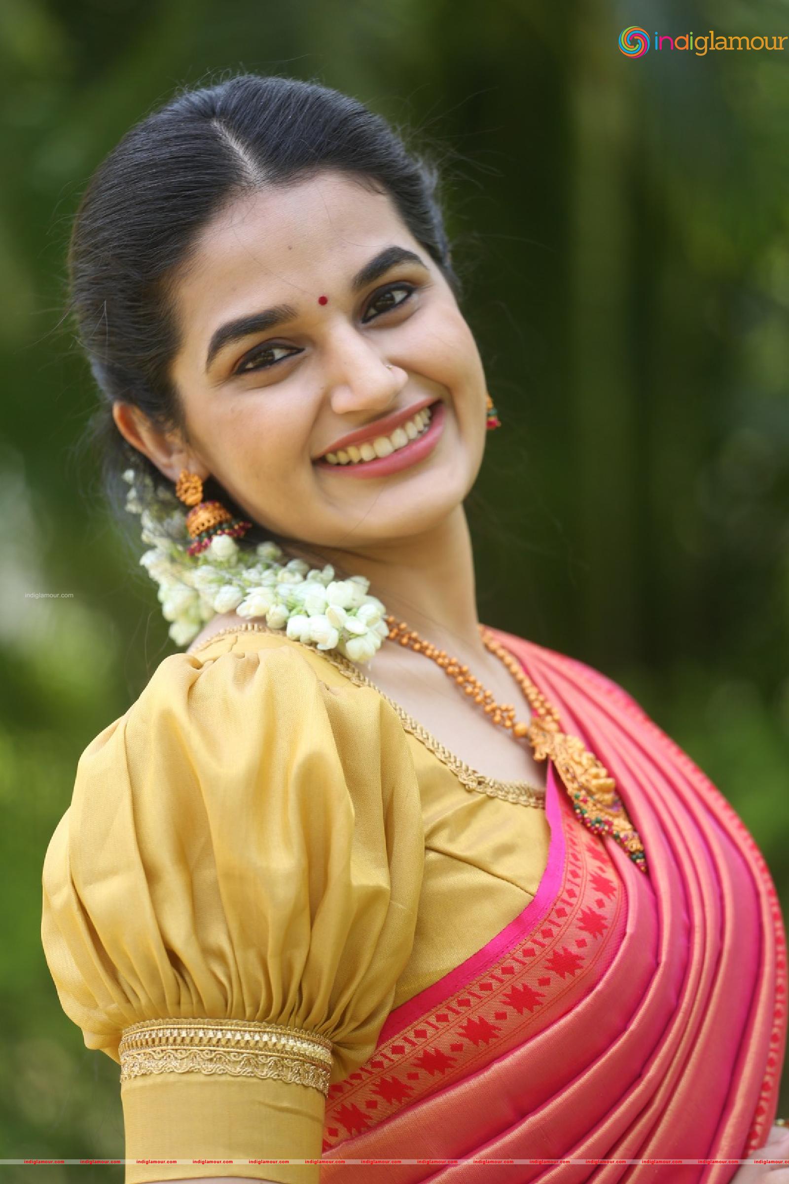 Aparna Janardanan Actress hd photo