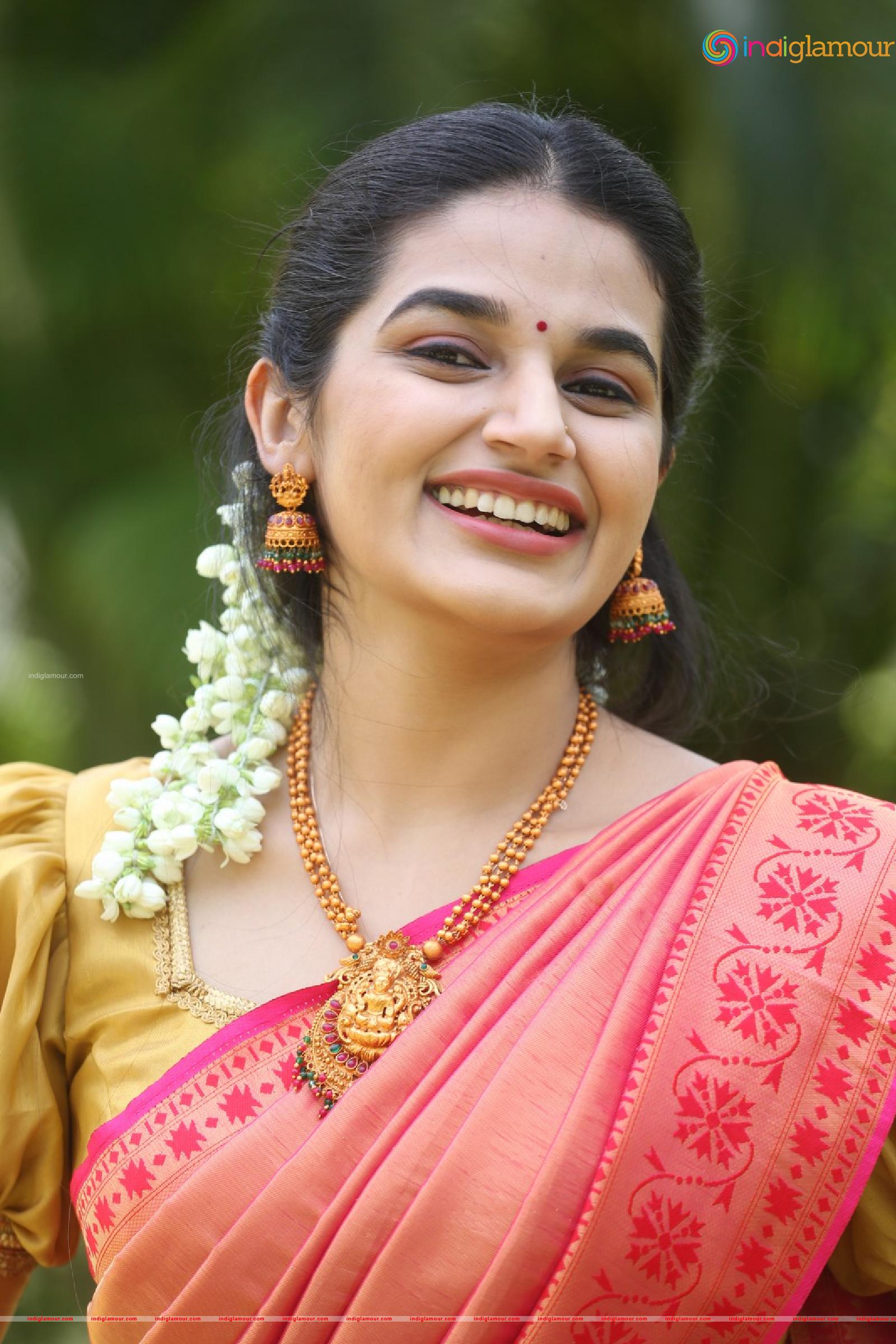 Aparna Janardanan Actress hd photo