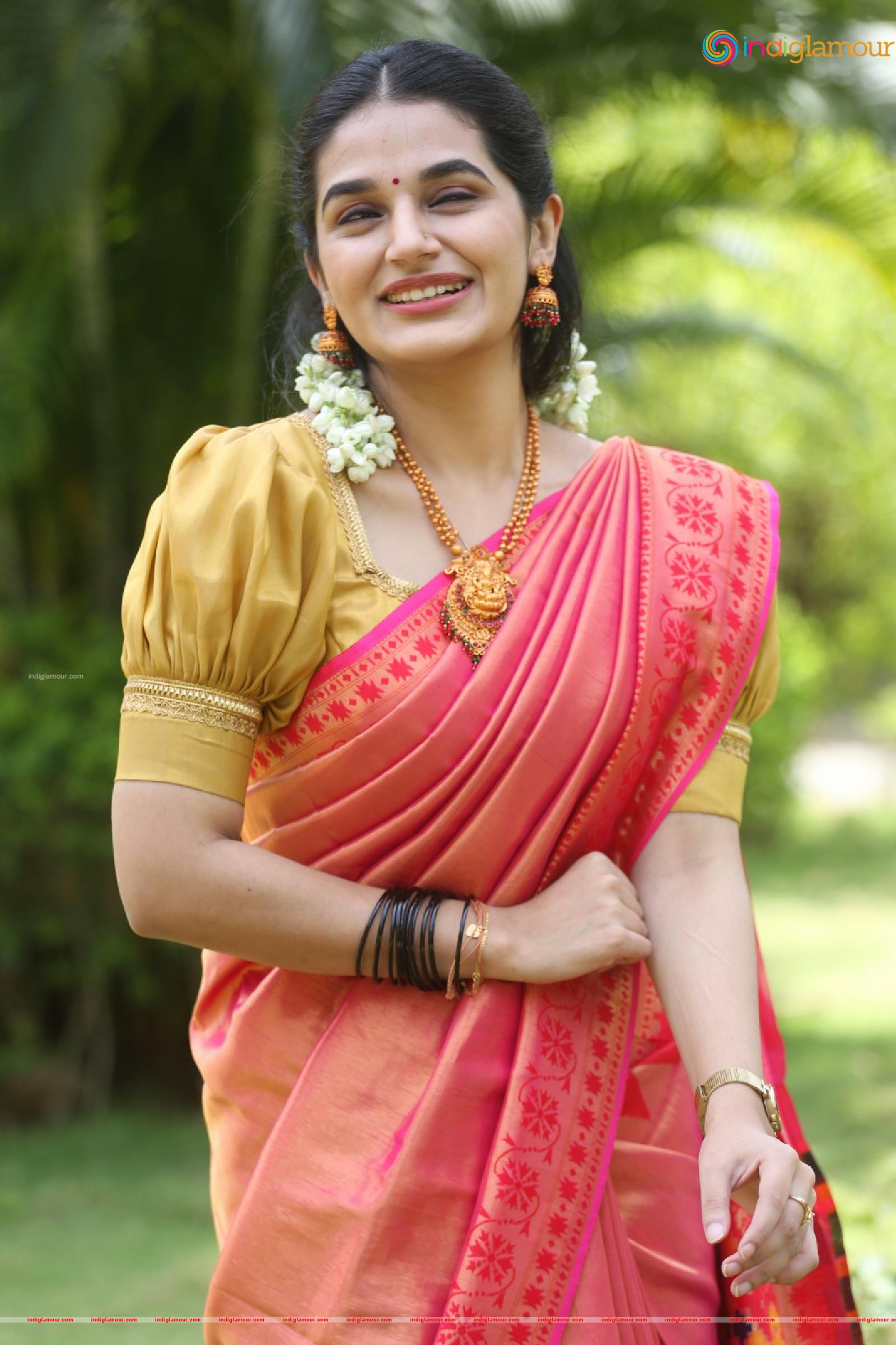 Aparna Janardanan Actress hd photo