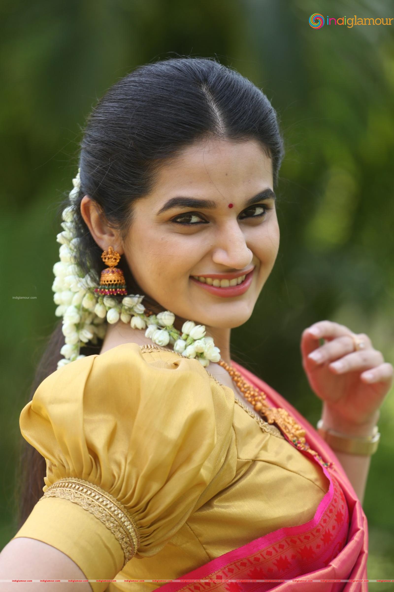 Aparna Janardanan Actress hd photo