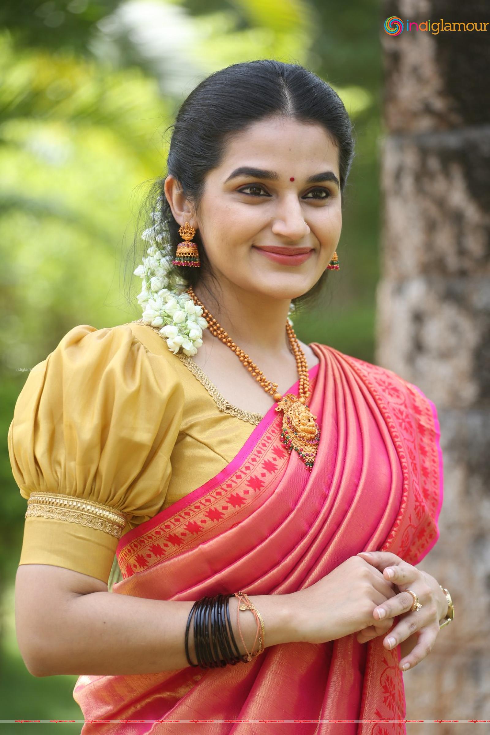 Aparna Janardanan Actress hd photo