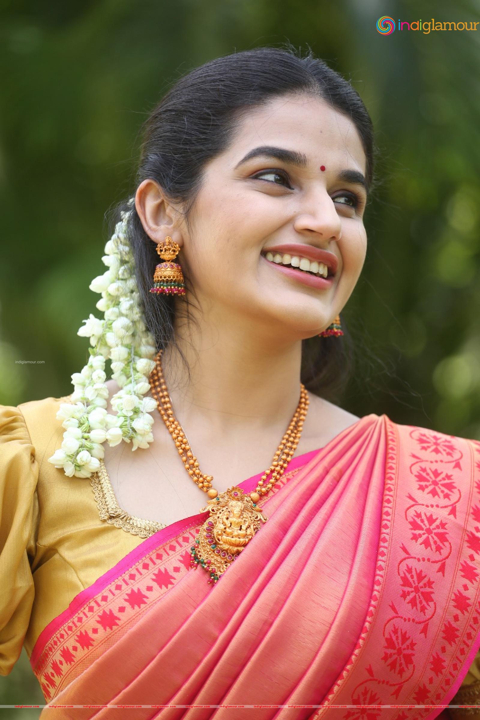 Aparna Janardanan Actress hd photo