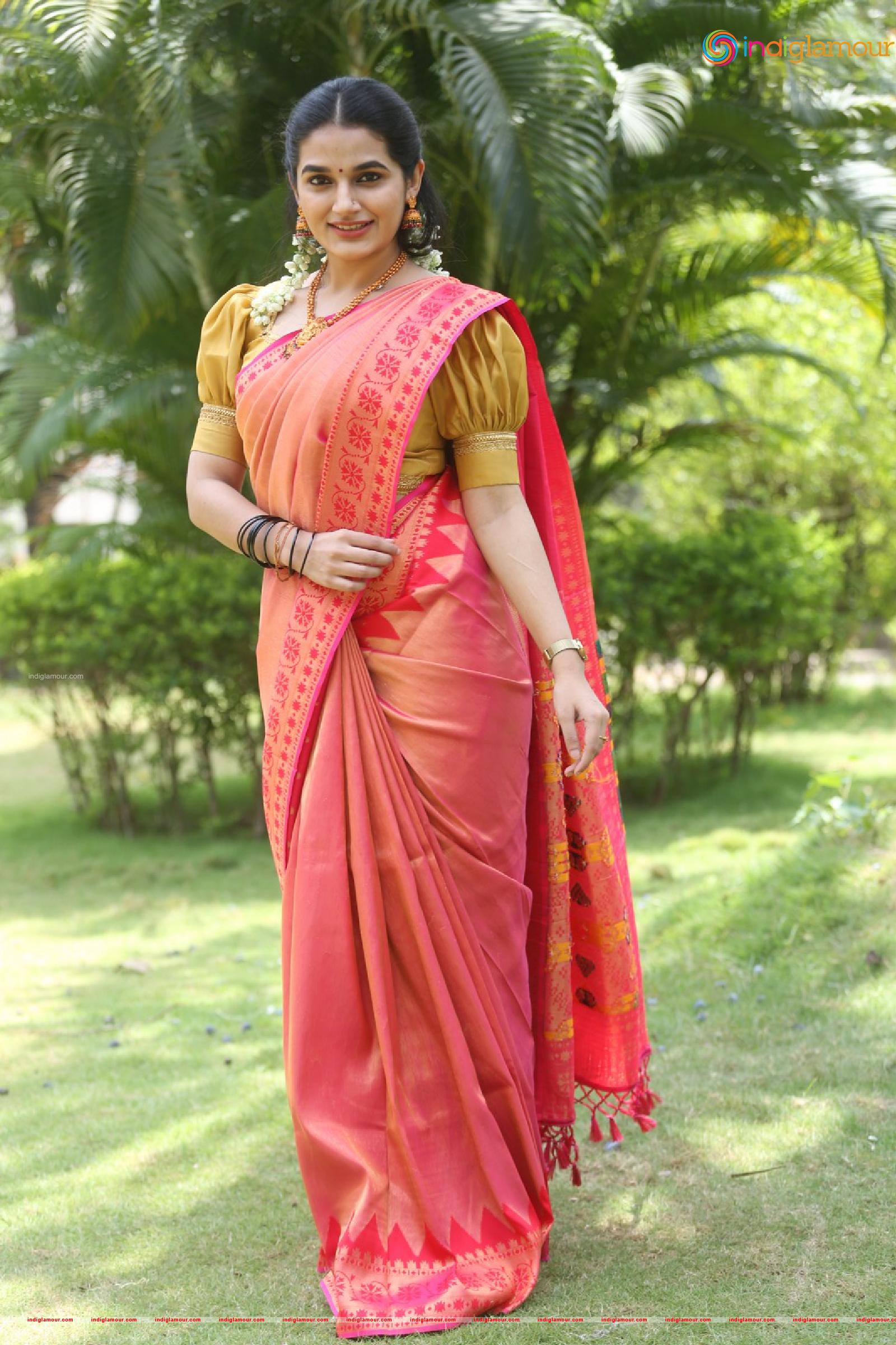 Aparna Janardanan Actress hd photo