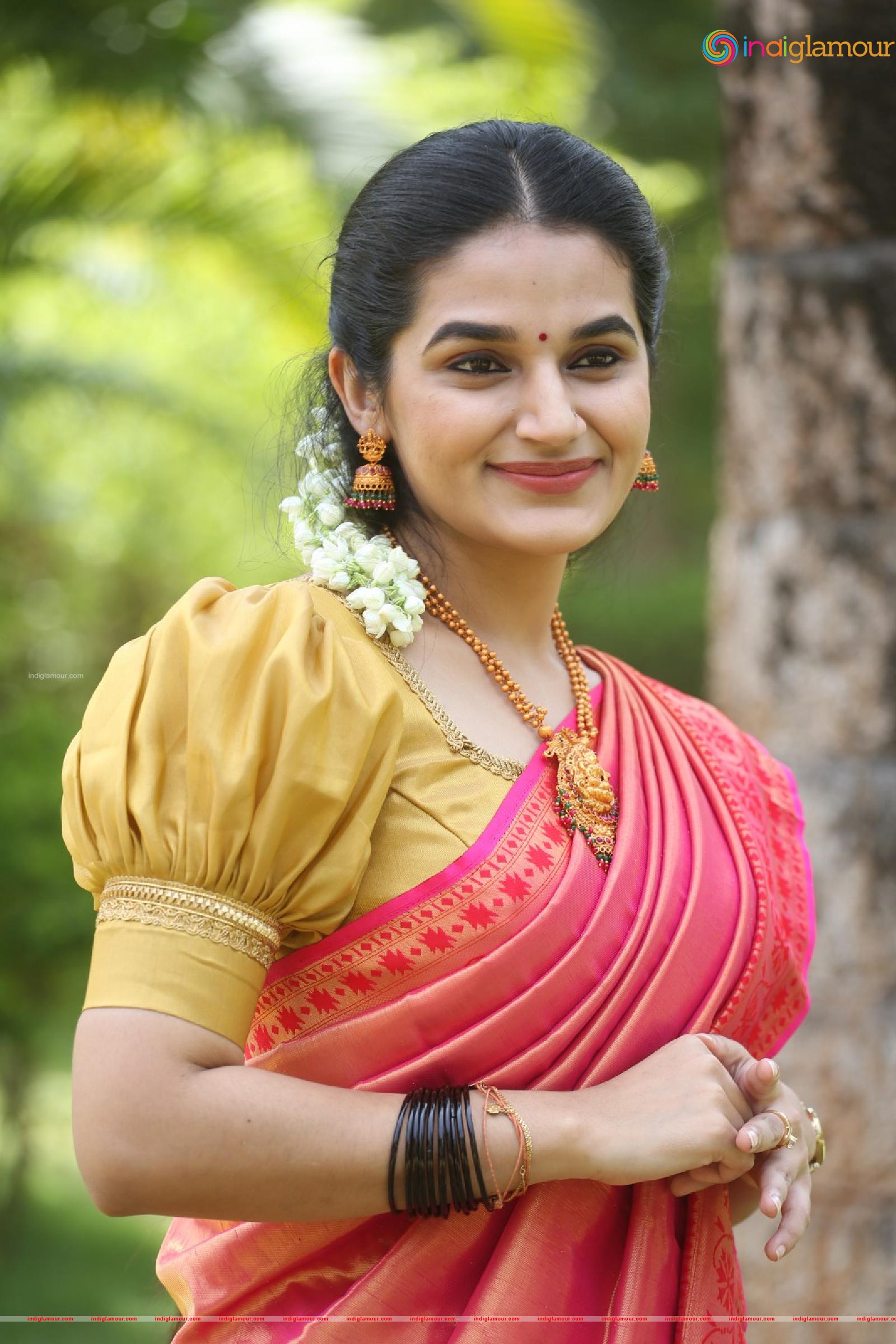Aparna Janardanan Actress hd photo