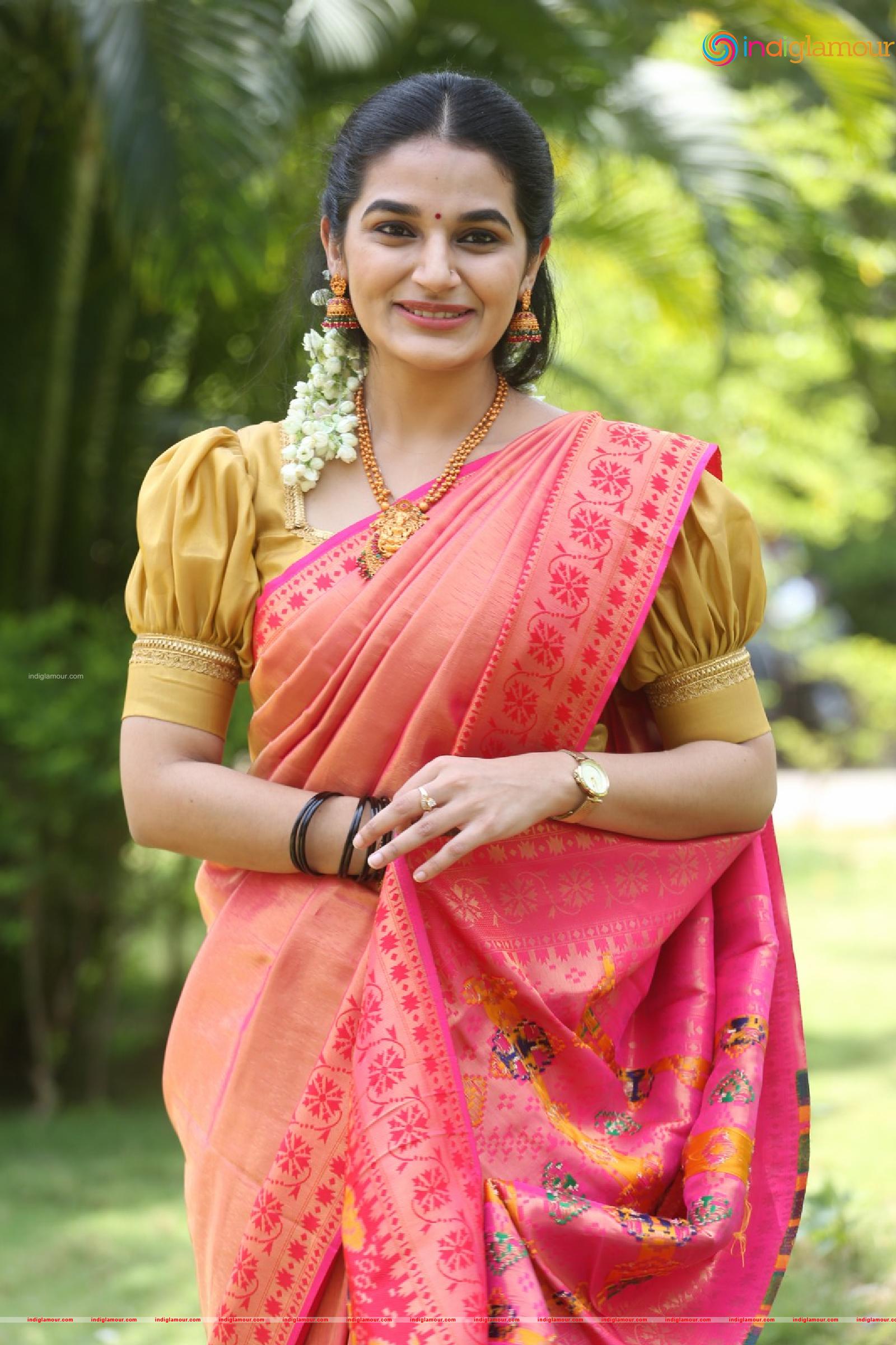 Aparna Janardanan Actress hd photo