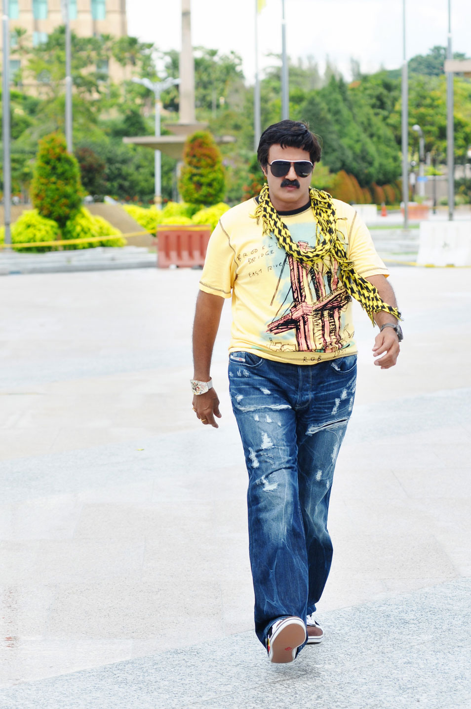 Adhinayakudu Movie hd photo