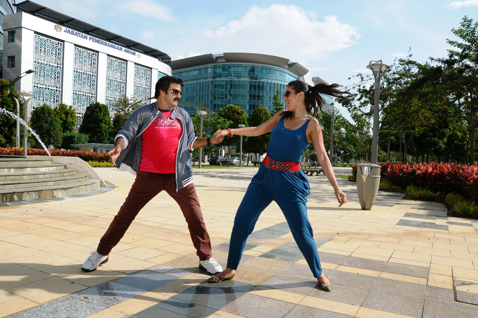 Adhinayakudu Movie hd photo