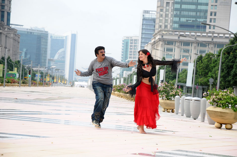 Adhinayakudu Movie hd photo