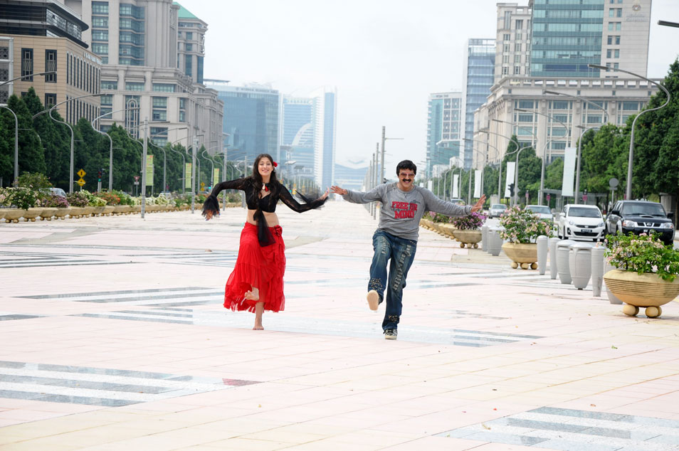 Adhinayakudu Movie hd photo