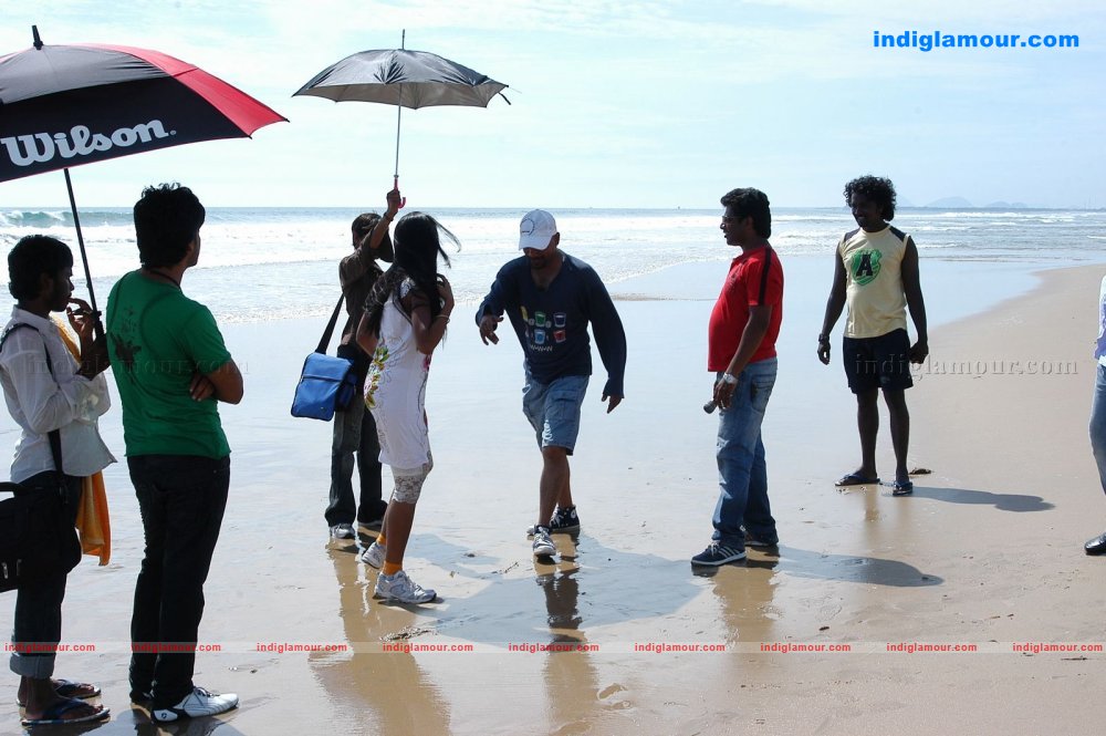Love Chesthe Movie hd photo
