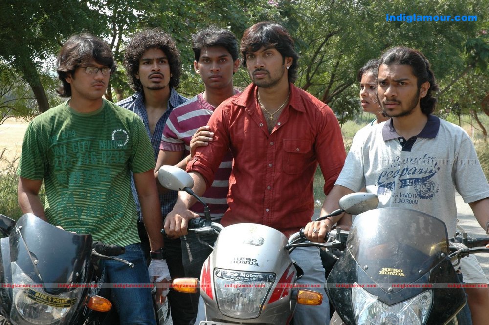 Love Chesthe Movie hd photo