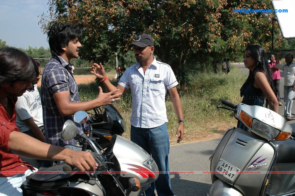 Love Chesthe Movie hd photo