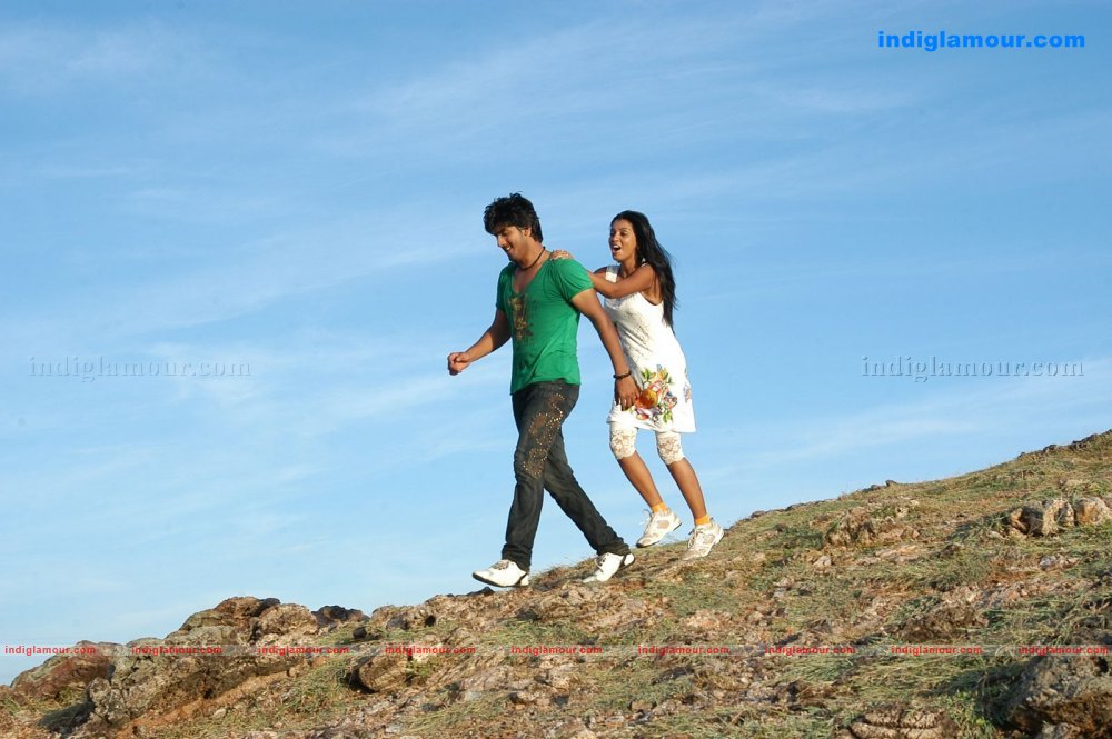 Love Chesthe Movie hd photo