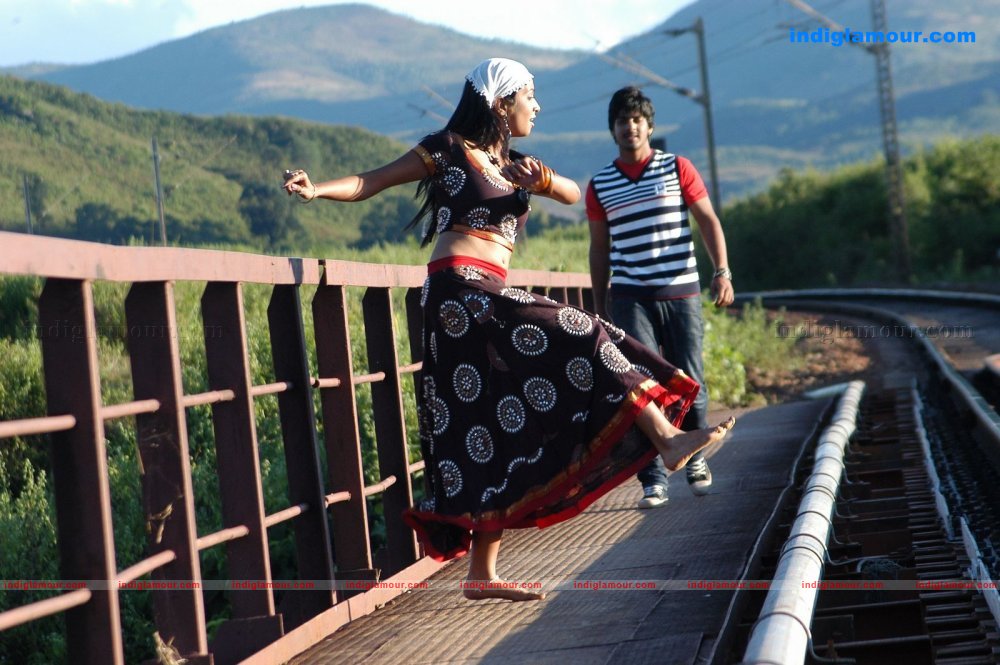 Love Chesthe Movie hd photo