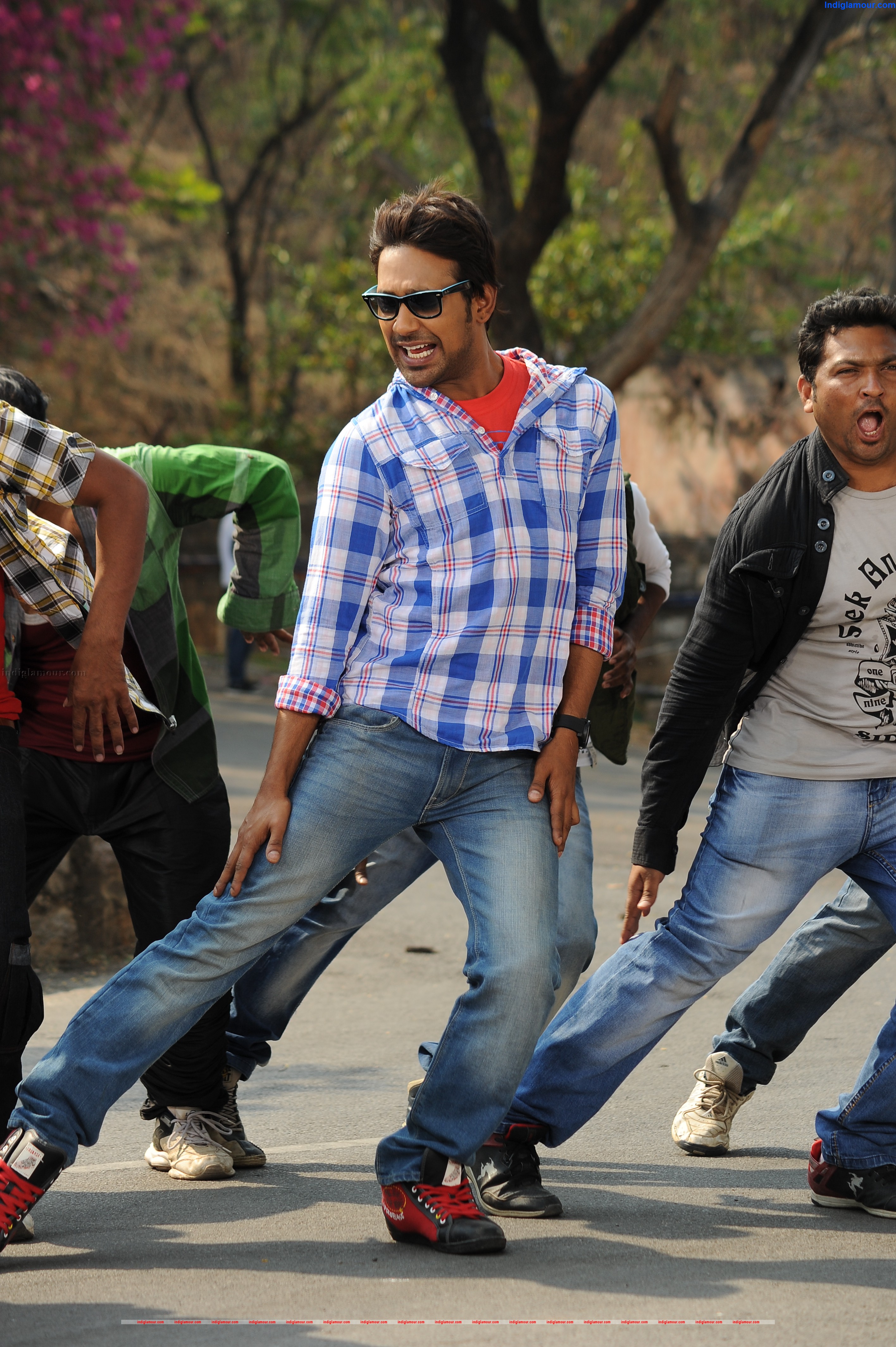 EE Varsham Sakashika Movie hd photo