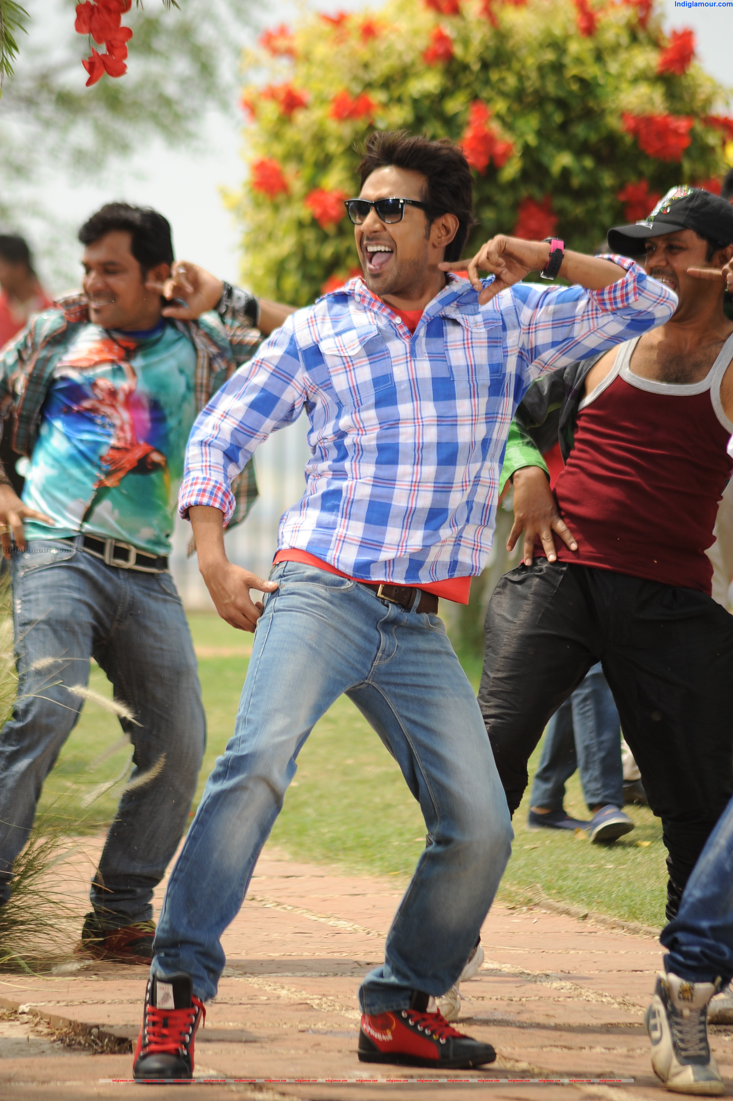 EE Varsham Sakashika Movie hd photo