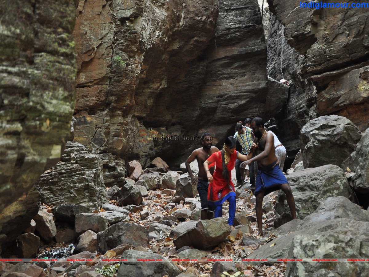 Dhooram Movie hd photo