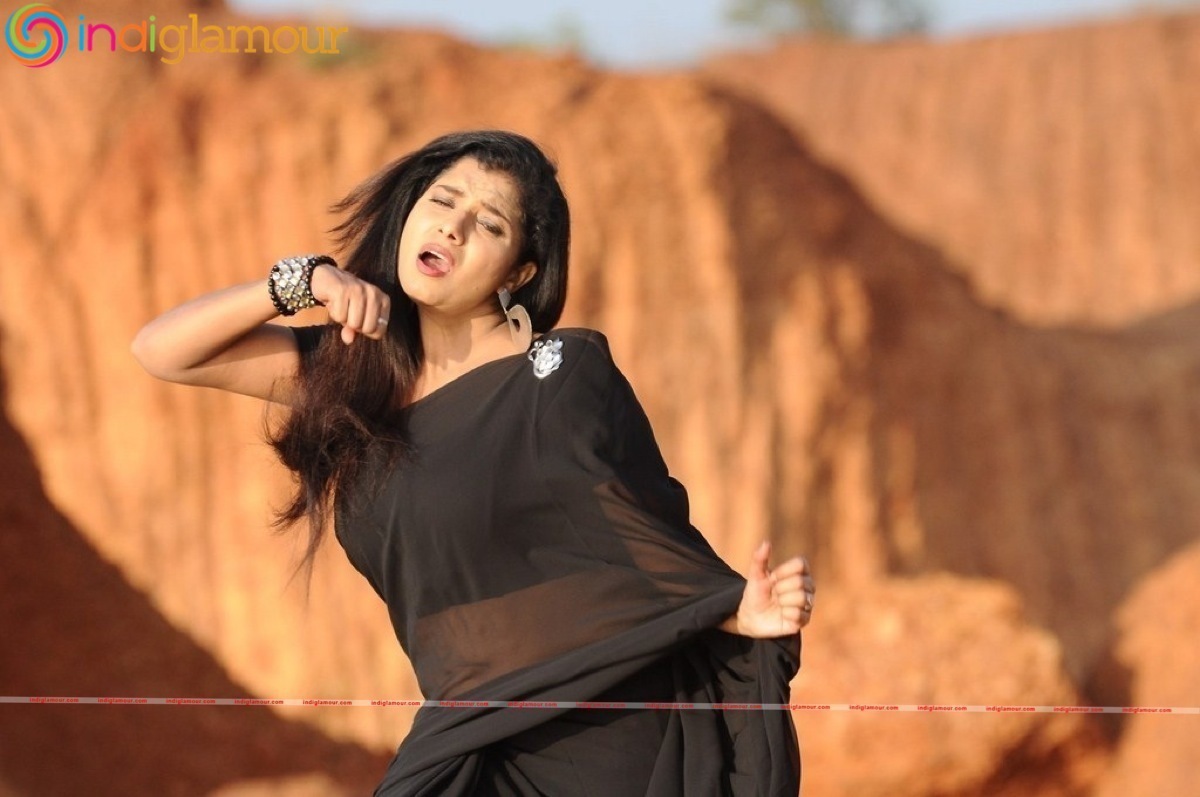 Nee Enna Maayam Seithai Movie hd photo