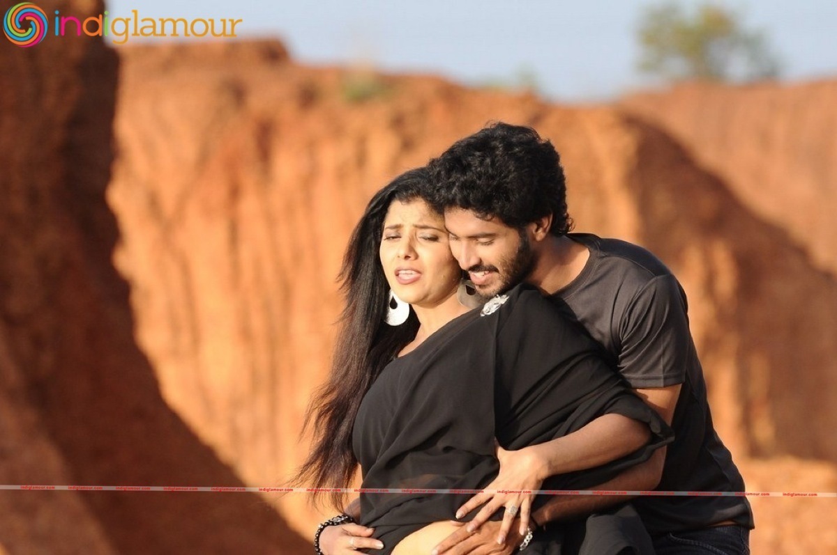 Nee Enna Maayam Seithai Movie hd photo