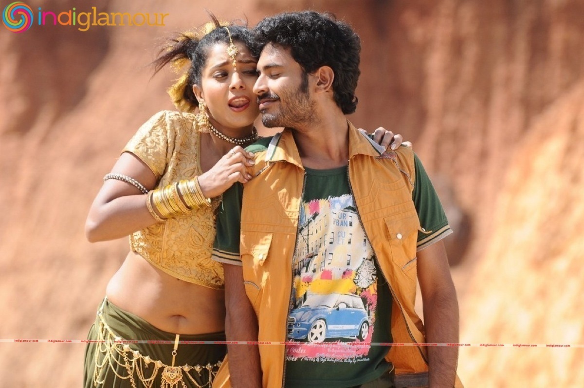 Nee Enna Maayam Seithai Movie hd photo